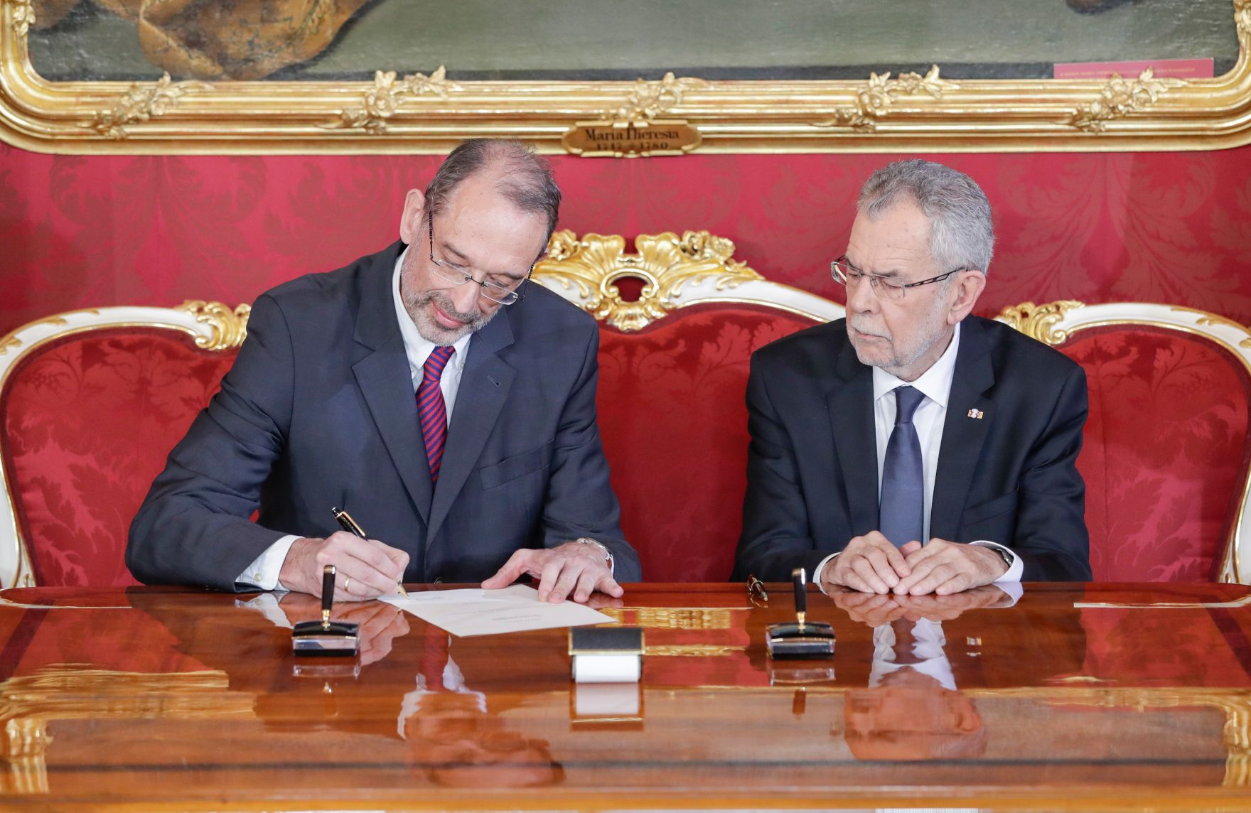 Am 18. Dezember 2017 wurde die neue Bundesregierung vom Bundespr&auml;sidenten in der Pr&auml;sidentschaftskanzlei angelobt. Im Bild Bundesminister Heinz Fa&szlig;mann (l.) mit Bundespr&auml;sident Alexander Van der Bellen (r.).