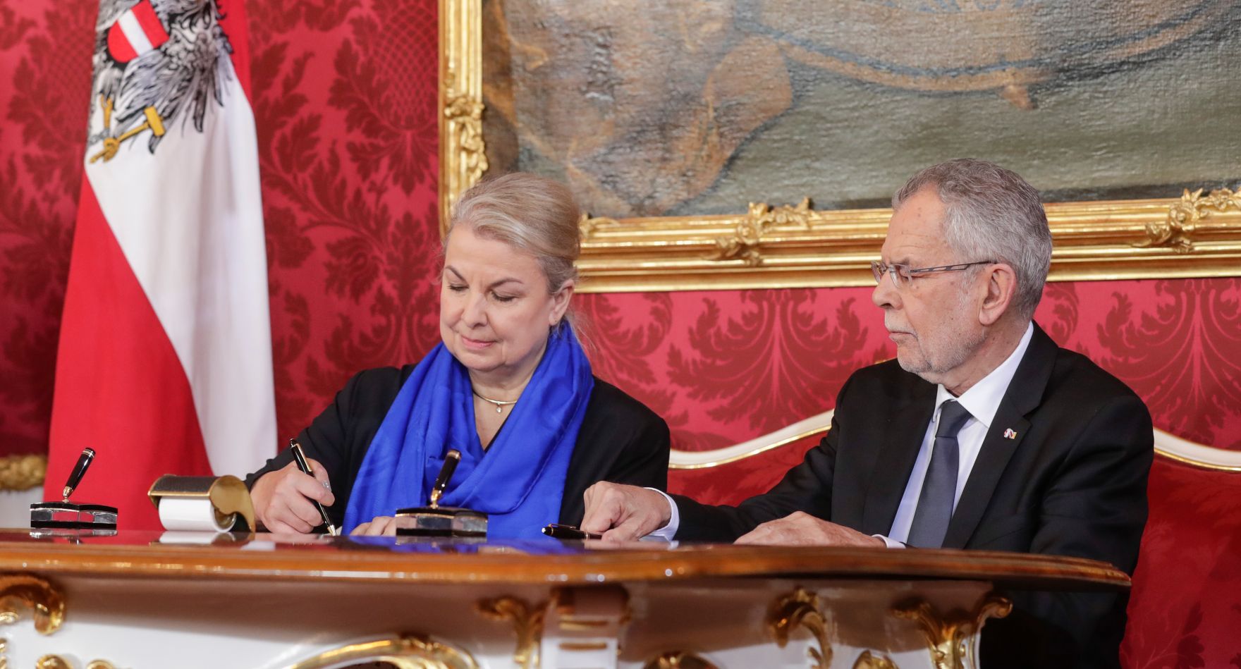 Am 18. Dezember 2017 wurde die neue Bundesregierung vom Bundespr&auml;sidenten in der Pr&auml;sidentschaftskanzlei angelobt. Im Bild Bundesministerin Beate Hartinger-Klein (l.) und mit Bundespr&auml;sident Alexander Van der Bellen (r.).