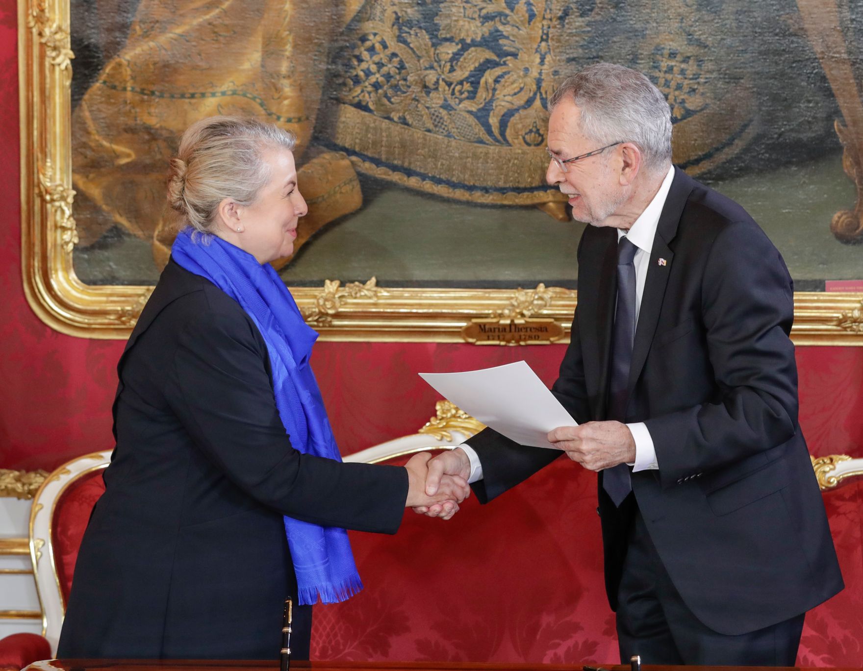 Am 18. Dezember 2017 wurde die neue Bundesregierung vom Bundespr&auml;sidenten in der Pr&auml;sidentschaftskanzlei angelobt. Im Bild Bundesministerin Beate Hartinger-Klein (l.) mit Bundespr&auml;sident Alexander Van der Bellen (r.).