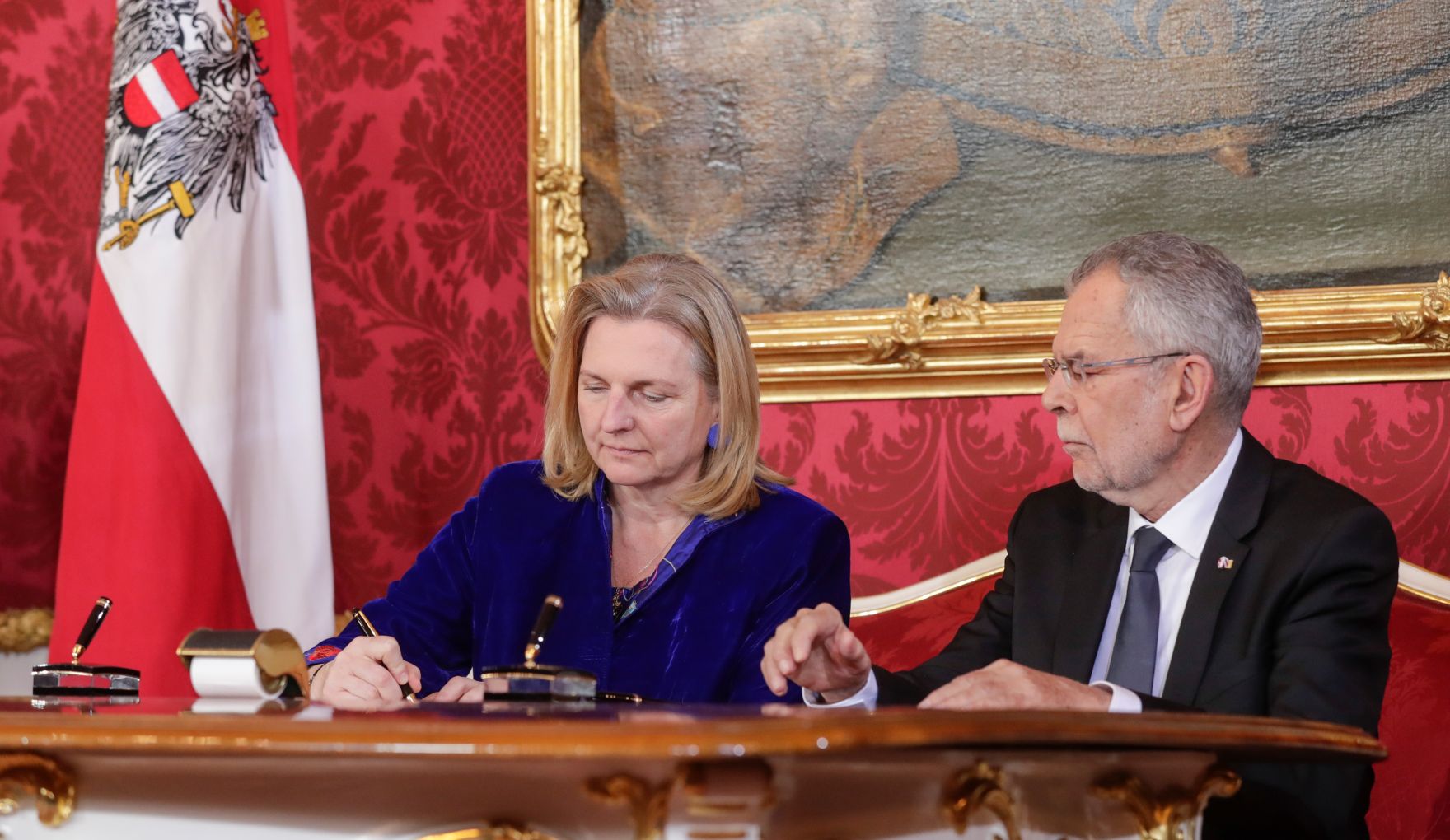 Am 18. Dezember 2017 wurde die neue Bundesregierung vom Bundespr&auml;sidenten in der Pr&auml;sidentschaftskanzlei angelobt. Im Bild Bundesministerin Karin Kneissl (l.) und mit Bundespr&auml;sident Alexander Van der Bellen (r.).