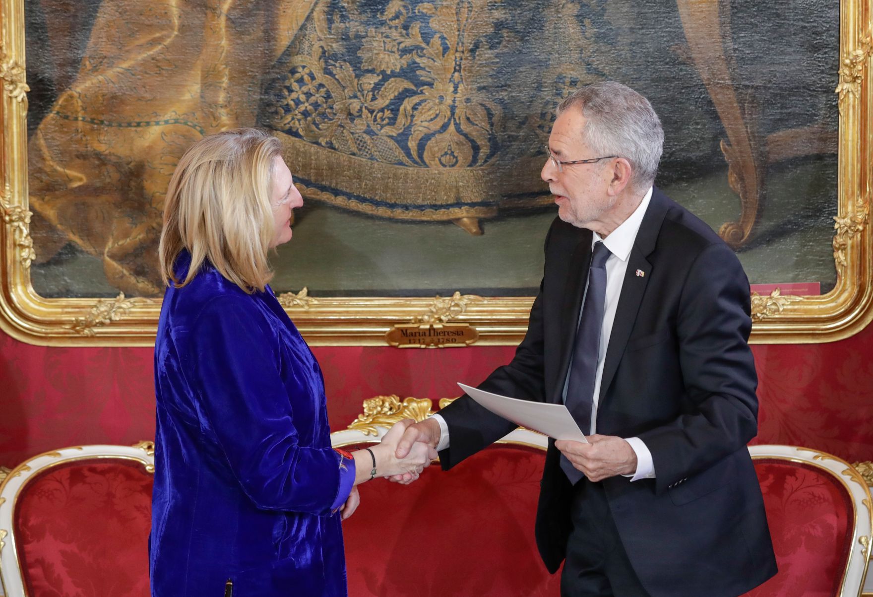 Am 18. Dezember 2017 wurde die neue Bundesregierung vom Bundespr&auml;sidenten in der Pr&auml;sidentschaftskanzlei angelobt. Im Bild Bundesministerin Karin Kneissl (l.) mit Bundespr&auml;sident Alexander Van der Bellen (r.).