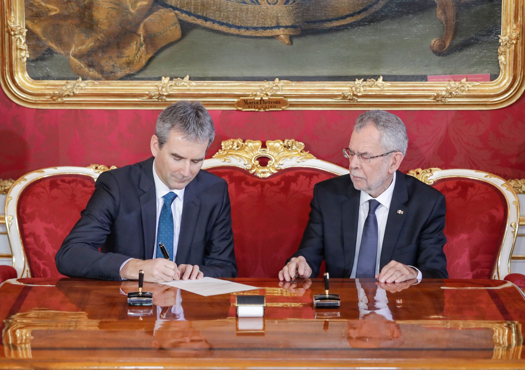 Am 18. Dezember 2017 wurde die neue Bundesregierung vom Bundespr&auml;sidenten in der Pr&auml;sidentschaftskanzlei angelobt. Im Bild Bundesminister Hartwig L&ouml;ger (l.) mit Bundespr&auml;sident Alexander Van der Bellen (r.).
