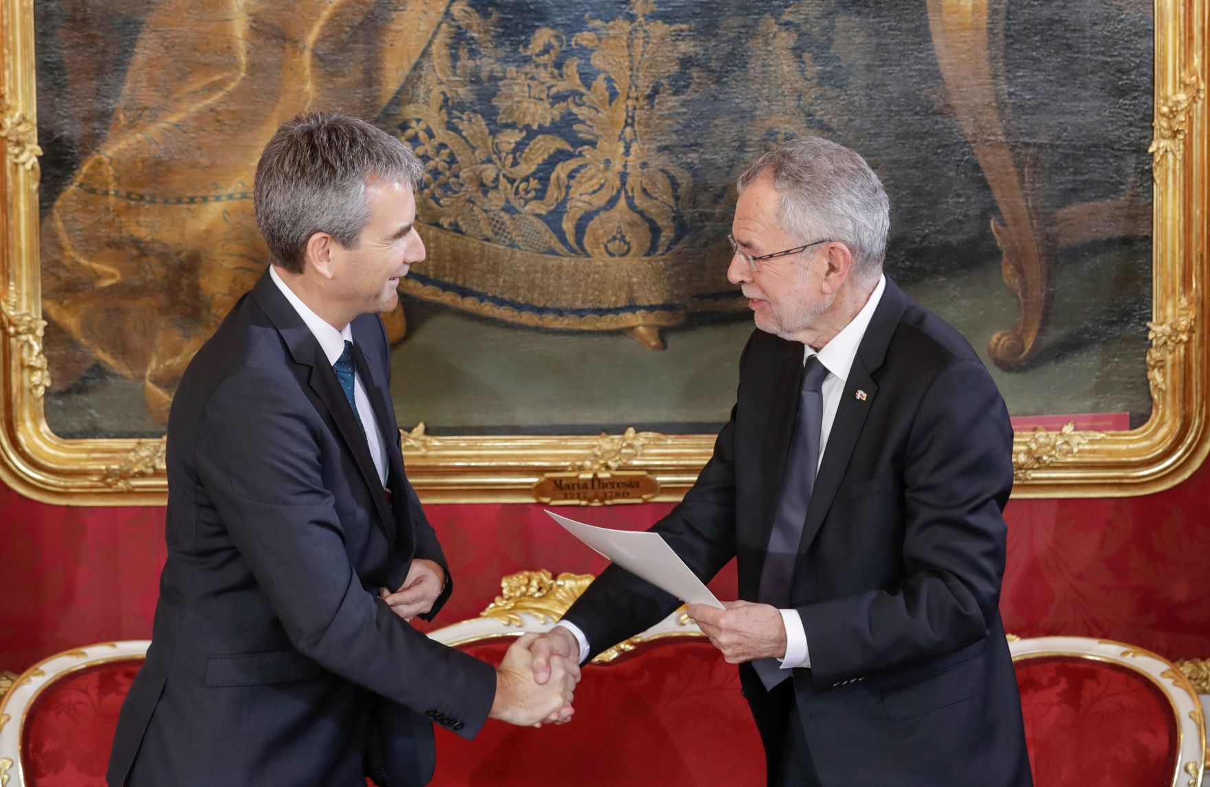 Am 18. Dezember 2017 wurde die neue Bundesregierung vom Bundespr&auml;sidenten in der Pr&auml;sidentschaftskanzlei angelobt. Im Bild Bundesminister Hartwig L&ouml;ger (l.) mit Bundespr&auml;sident Alexander Van der Bellen (r.).