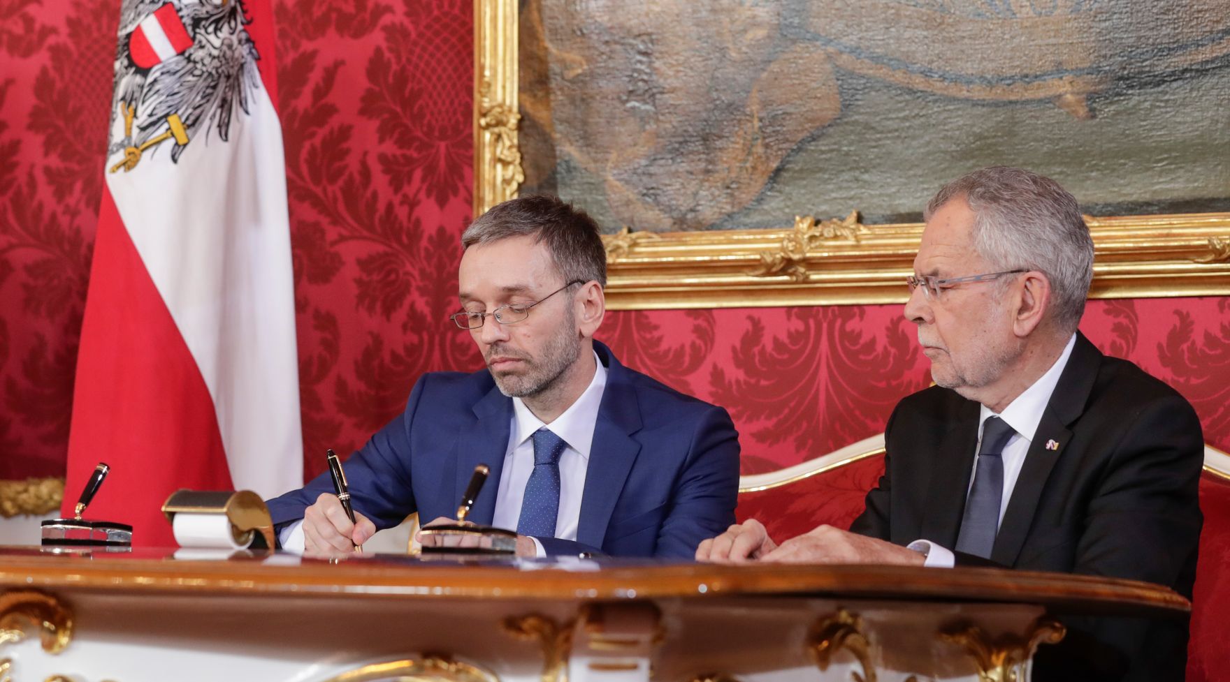 Am 18. Dezember 2017 wurde die neue Bundesregierung vom Bundespr&auml;sidenten in der Pr&auml;sidentschaftskanzlei angelobt. Im Bild Bundesminister Herbert Kickl (l.) mit Bundespr&auml;sident Alexander Van der Bellen (r.).