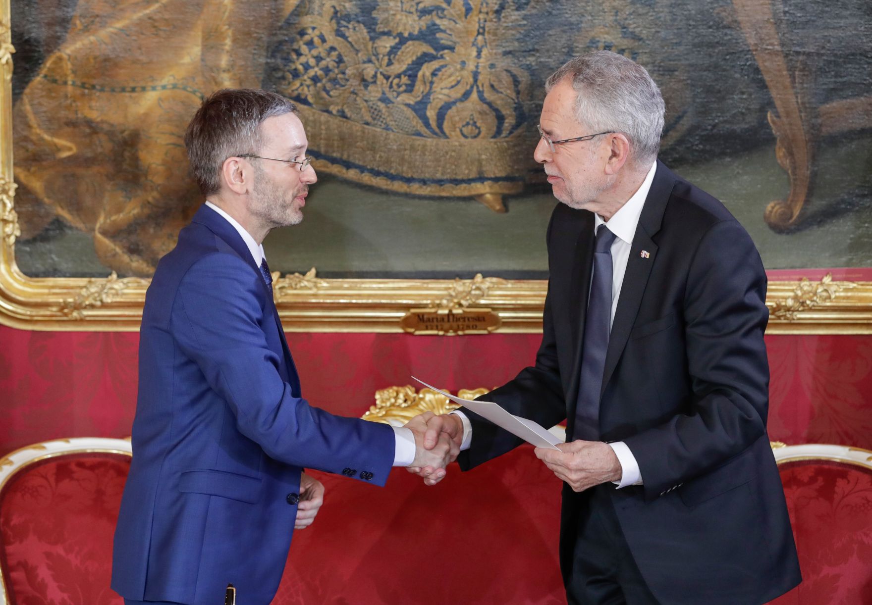 Am 18. Dezember 2017 wurde die neue Bundesregierung vom Bundespr&auml;sidenten in der Pr&auml;sidentschaftskanzlei angelobt. Im Bild Bundesminister Herbert Kickl (l.) mit Bundespr&auml;sident Alexander Van der Bellen (r.).