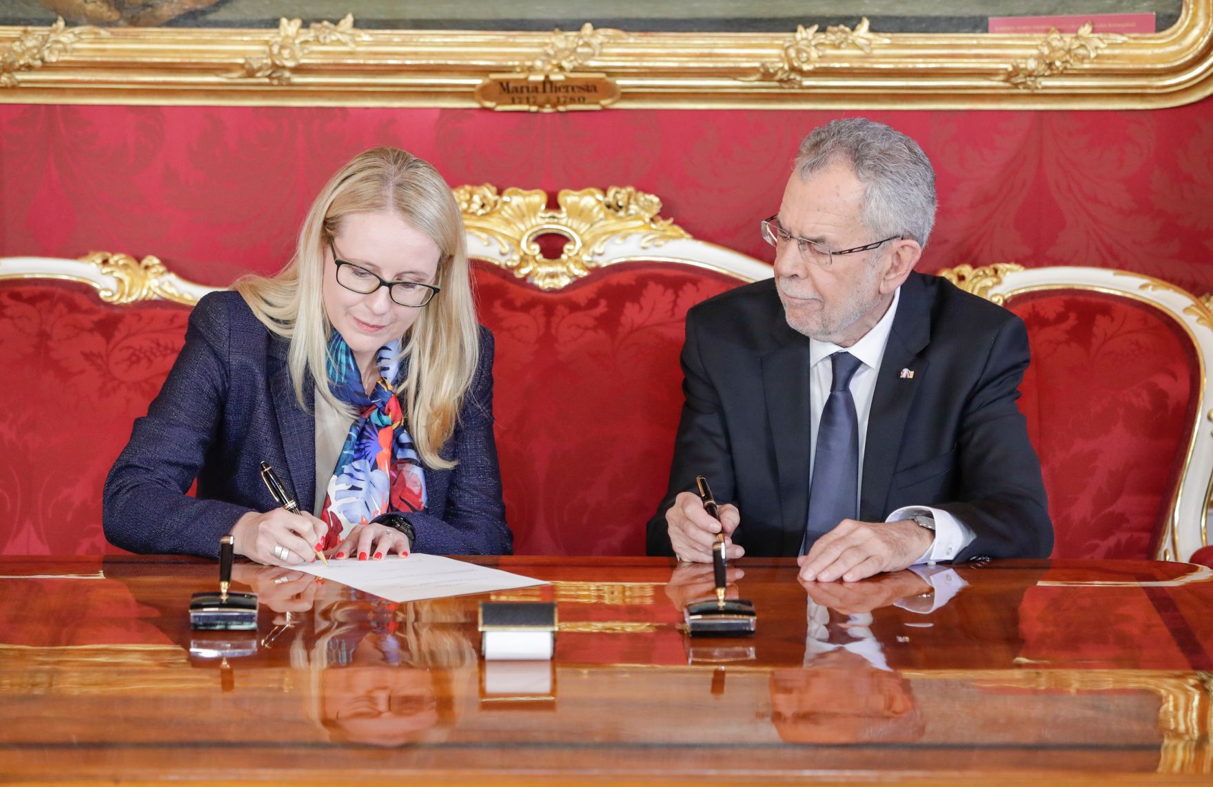 Am 18. Dezember 2017 wurde die neue Bundesregierung vom Bundespr&auml;sidenten in der Pr&auml;sidentschaftskanzlei angelobt. Im Bild Bundesministerin Margarete Schramb&ouml;ck (l.) mit Bundespr&auml;sident Alexander Van der Bellen (r.).