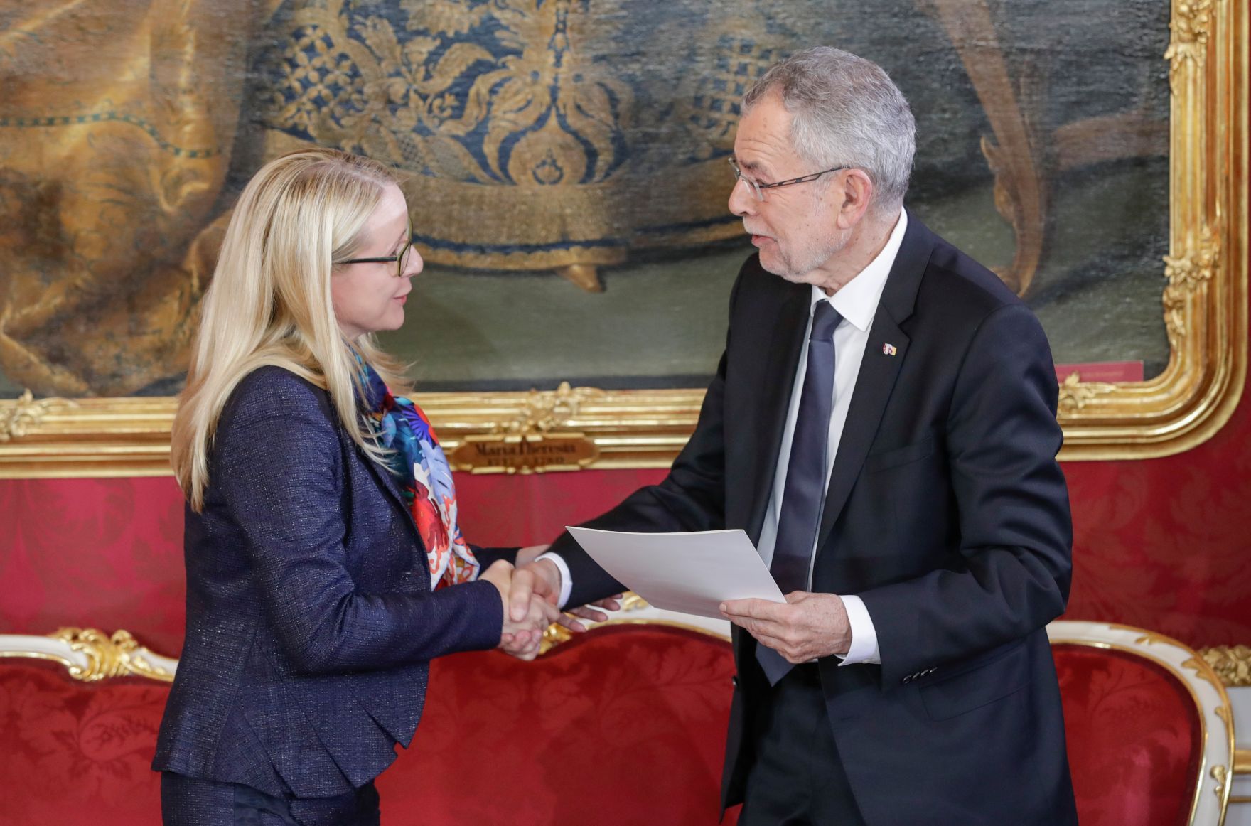 Am 18. Dezember 2017 wurde die neue Bundesregierung vom Bundespr&auml;sidenten in der Pr&auml;sidentschaftskanzlei angelobt. Im Bild Bundesministerin Margarete Schramb&ouml;ck (l.) mit Bundespr&auml;sident Alexander Van der Bellen (r.).