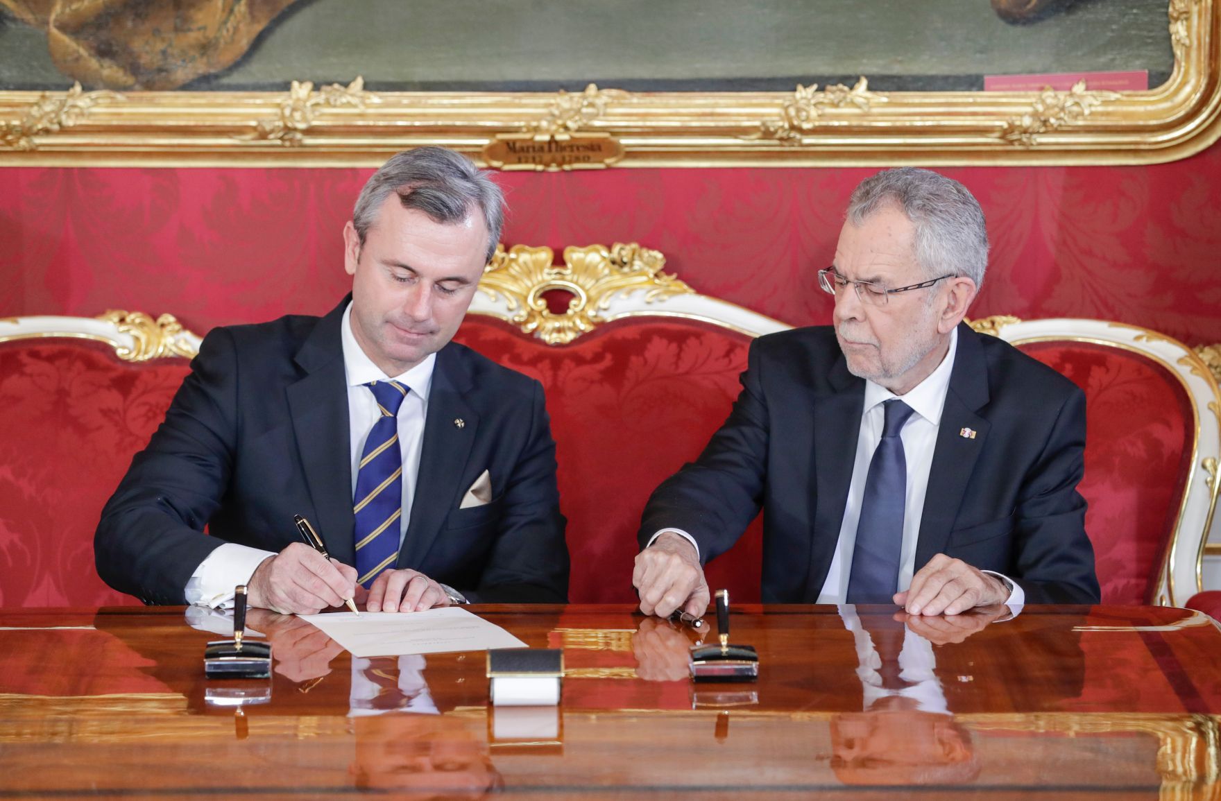Am 18. Dezember 2017 wurde die neue Bundesregierung vom Bundespr&auml;sidenten in der Pr&auml;sidentschaftskanzlei angelobt. Im Bild Bundesminister Norbert Hofer (l.) mit Bundespr&auml;sident Alexander Van der Bellen (r.).