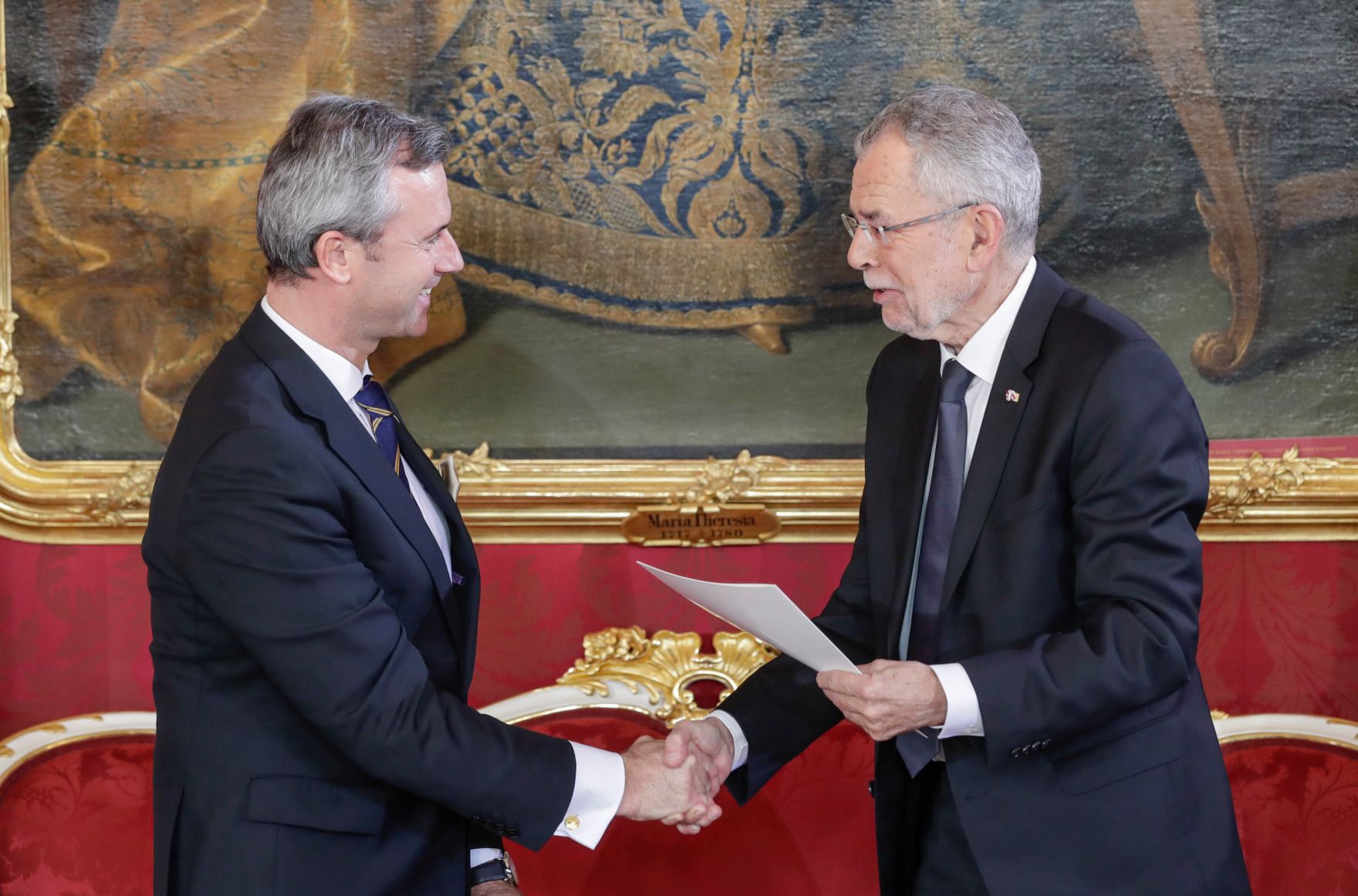 Am 18. Dezember 2017 wurde die neue Bundesregierung vom Bundespr&auml;sidenten in der Pr&auml;sidentschaftskanzlei angelobt. Im Bild Bundesminister Norbert Hofer (l.) mit Bundespr&auml;sident Alexander Van der Bellen (r.).