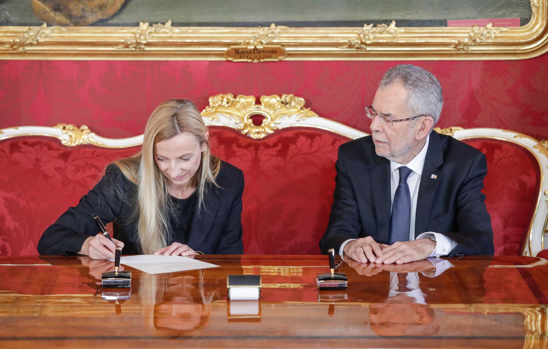 Am 18. Dezember 2017 wurde die neue Bundesregierung vom Bundespr&auml;sidenten in der Pr&auml;sidentschaftskanzlei angelobt. Im Bild Bundesministerin Juliane Bogner-Strau&szlig; (l.) mit Bundespr&auml;sident Alexander Van der Bellen (r.).