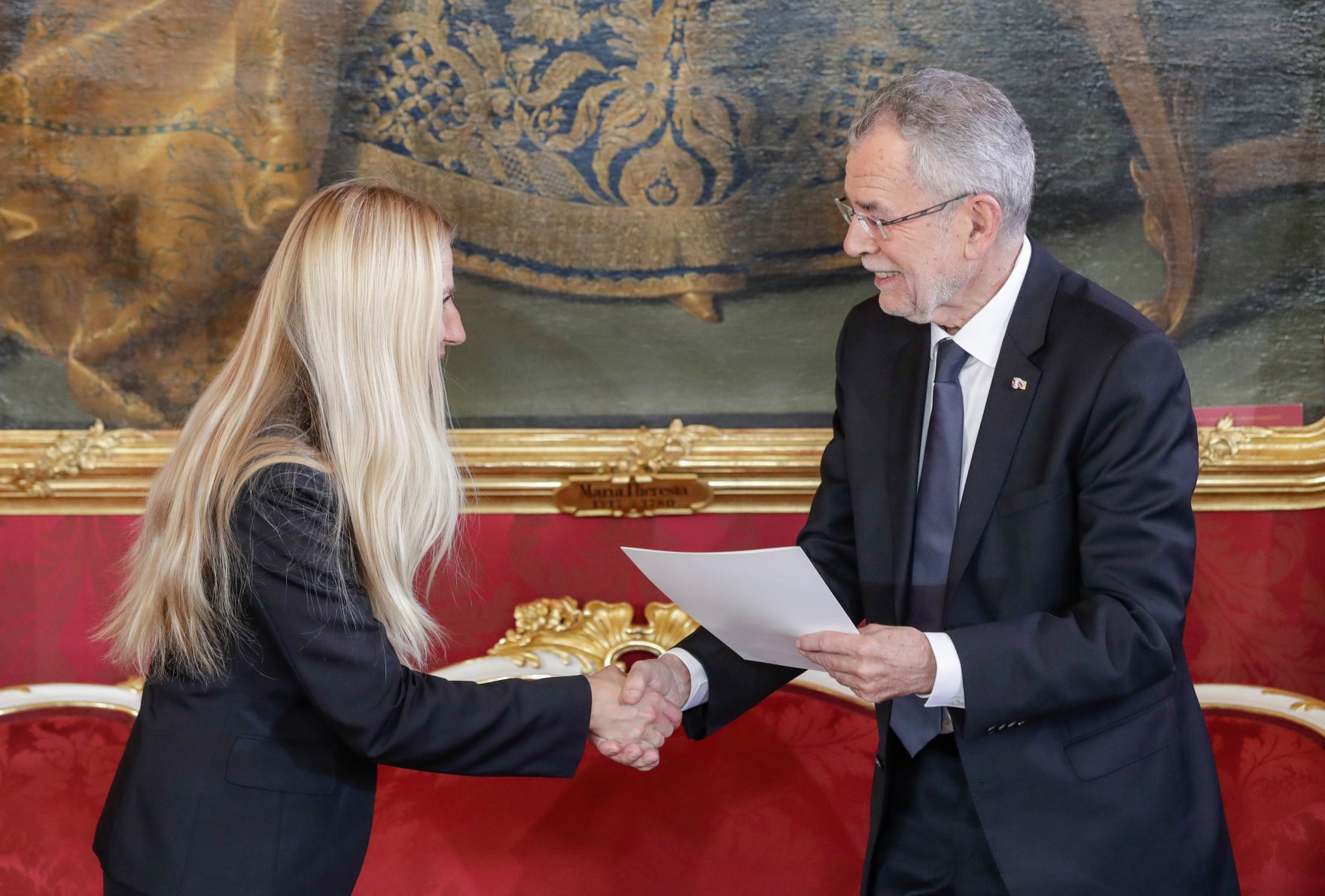 Am 18. Dezember 2017 wurde die neue Bundesregierung vom Bundespr&auml;sidenten in der Pr&auml;sidentschaftskanzlei angelobt. Im Bild Bundesministerin Juliane Bogner-Strau&szlig; (l.) mit Bundespr&auml;sident Alexander Van der Bellen (r.).
