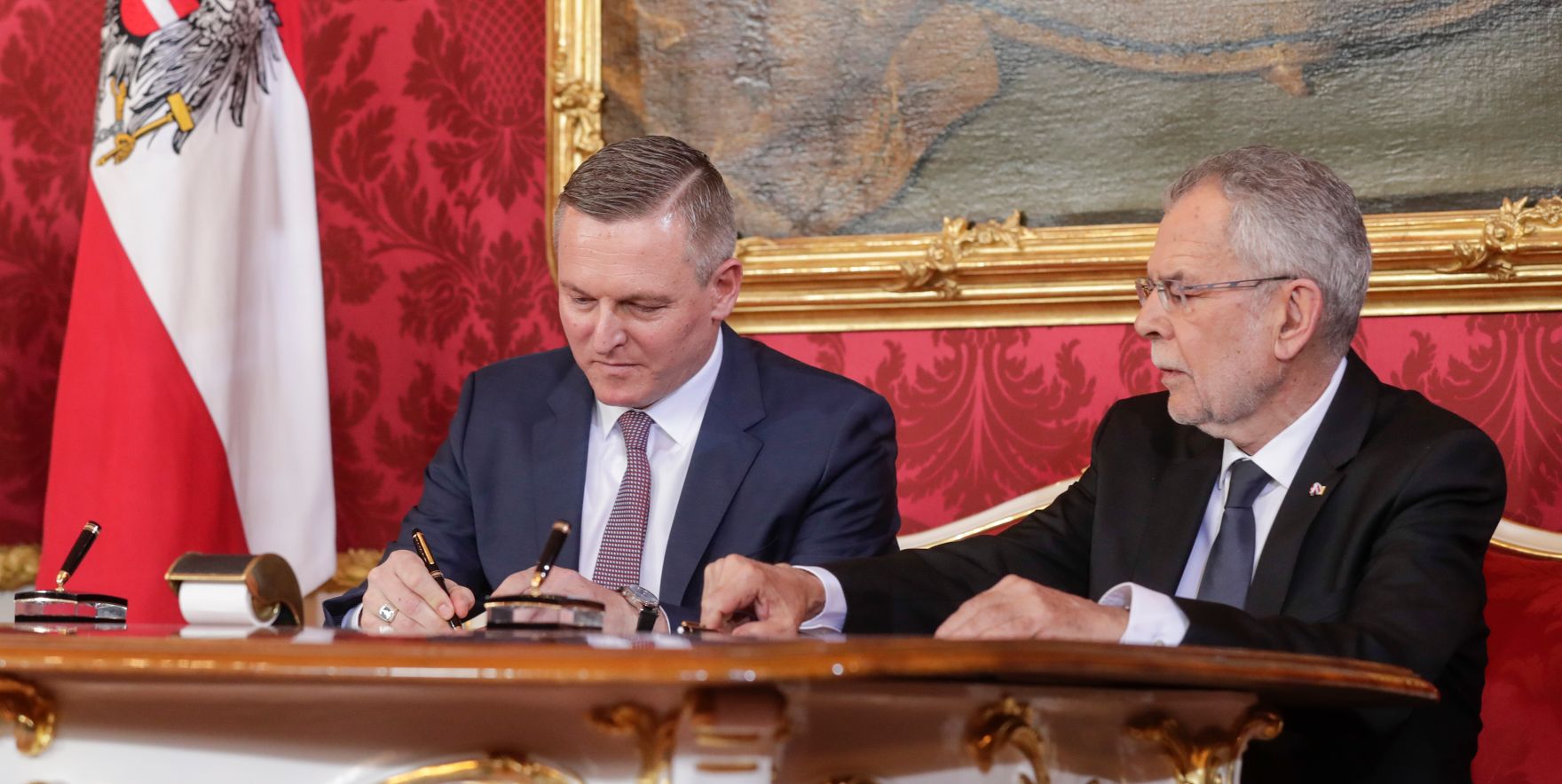 Am 18. Dezember 2017 wurde die neue Bundesregierung vom Bundespr&auml;sidenten in der Pr&auml;sidentschaftskanzlei angelobt. Im Bild Bundesminister Mario Kunasek (l.) und mit Bundespr&auml;sident Alexander Van der Bellen (r.).