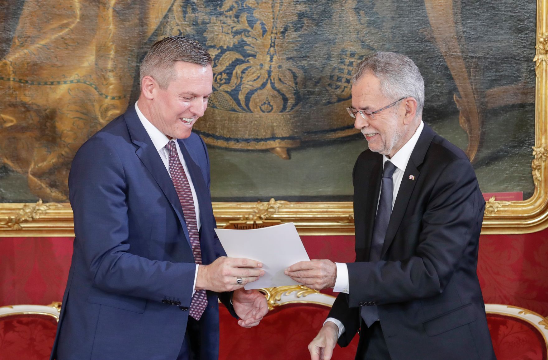 Am 18. Dezember 2017 wurde die neue Bundesregierung vom Bundespr&auml;sidenten in der Pr&auml;sidentschaftskanzlei angelobt. Im Bild Bundesminister Mario Kunasek (l.) mit Bundespr&auml;sident Alexander Van der Bellen (r.).