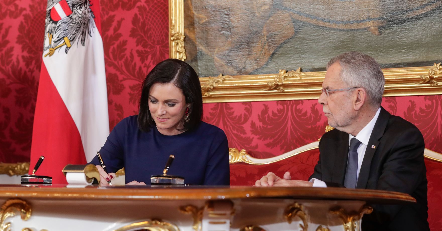 Am 18. Dezember 2017 wurde die neue Bundesregierung vom Bundespr&auml;sidenten in der Pr&auml;sidentschaftskanzlei angelobt. Im Bild Bundesministerin Elisabeth K&ouml;stinger (l.) und mit Bundespr&auml;sident Alexander Van der Bellen (r.).
