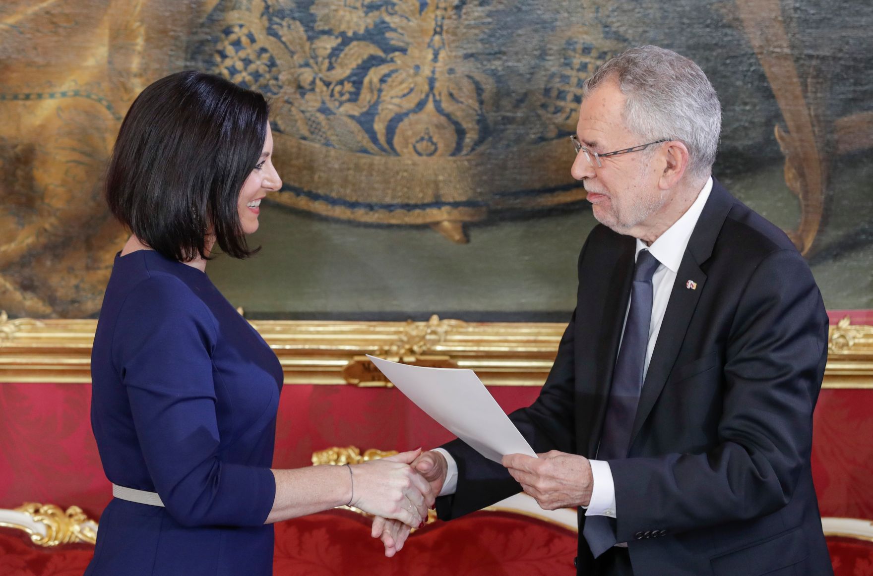 Am 18. Dezember 2017 wurde die neue Bundesregierung vom Bundespr&auml;sidenten in der Pr&auml;sidentschaftskanzlei angelobt. Im Bild Bundesministerin Elisabeth K&ouml;stinger (l.) mit Bundespr&auml;sident Alexander Van der Bellen (r.).