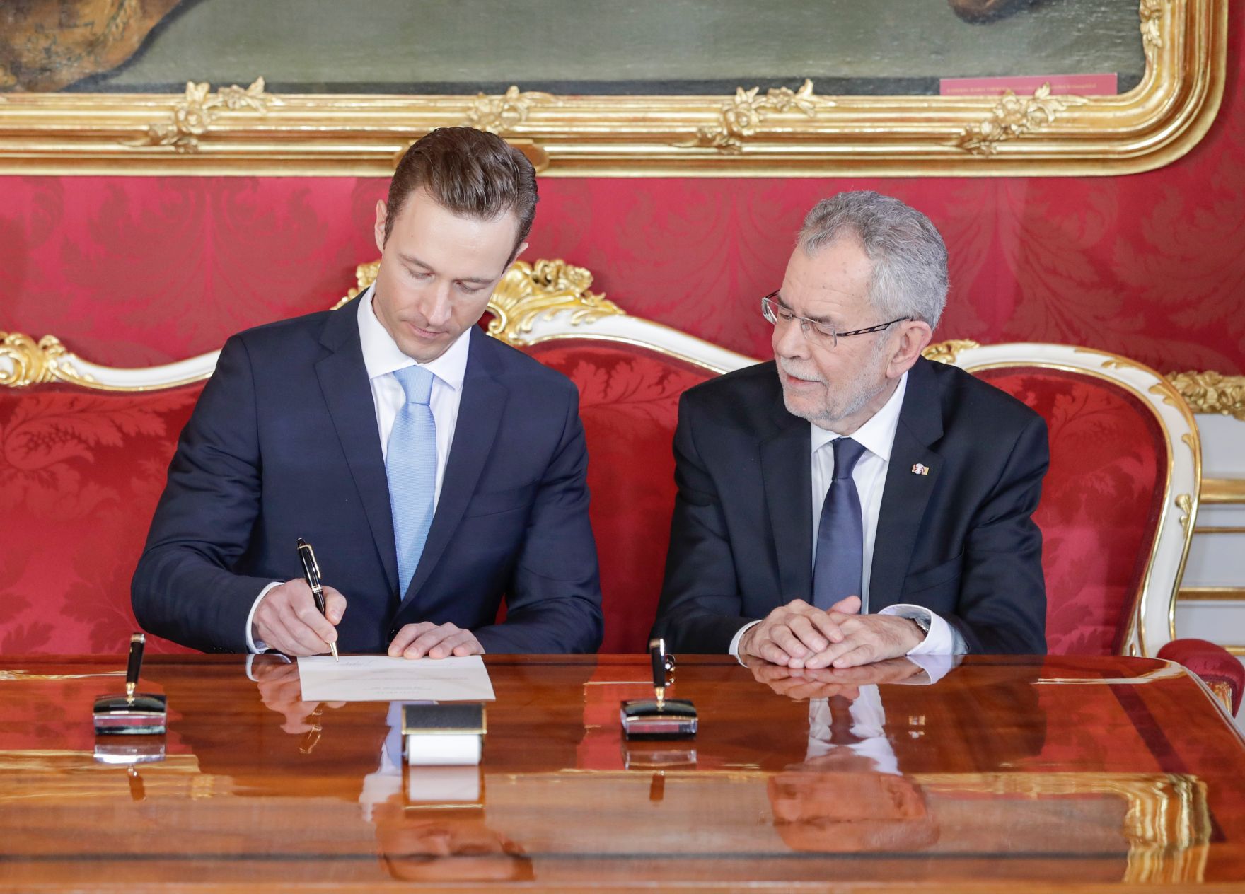 Am 18. Dezember 2017 wurde die neue Bundesregierung vom Bundespr&auml;sidenten in der Pr&auml;sidentschaftskanzlei angelobt. Im Bild Bundesminister ohne Portefeuille Gernot Bl&uuml;mel (l.) mit Bundespr&auml;sident Alexander Van der Bellen (r.).