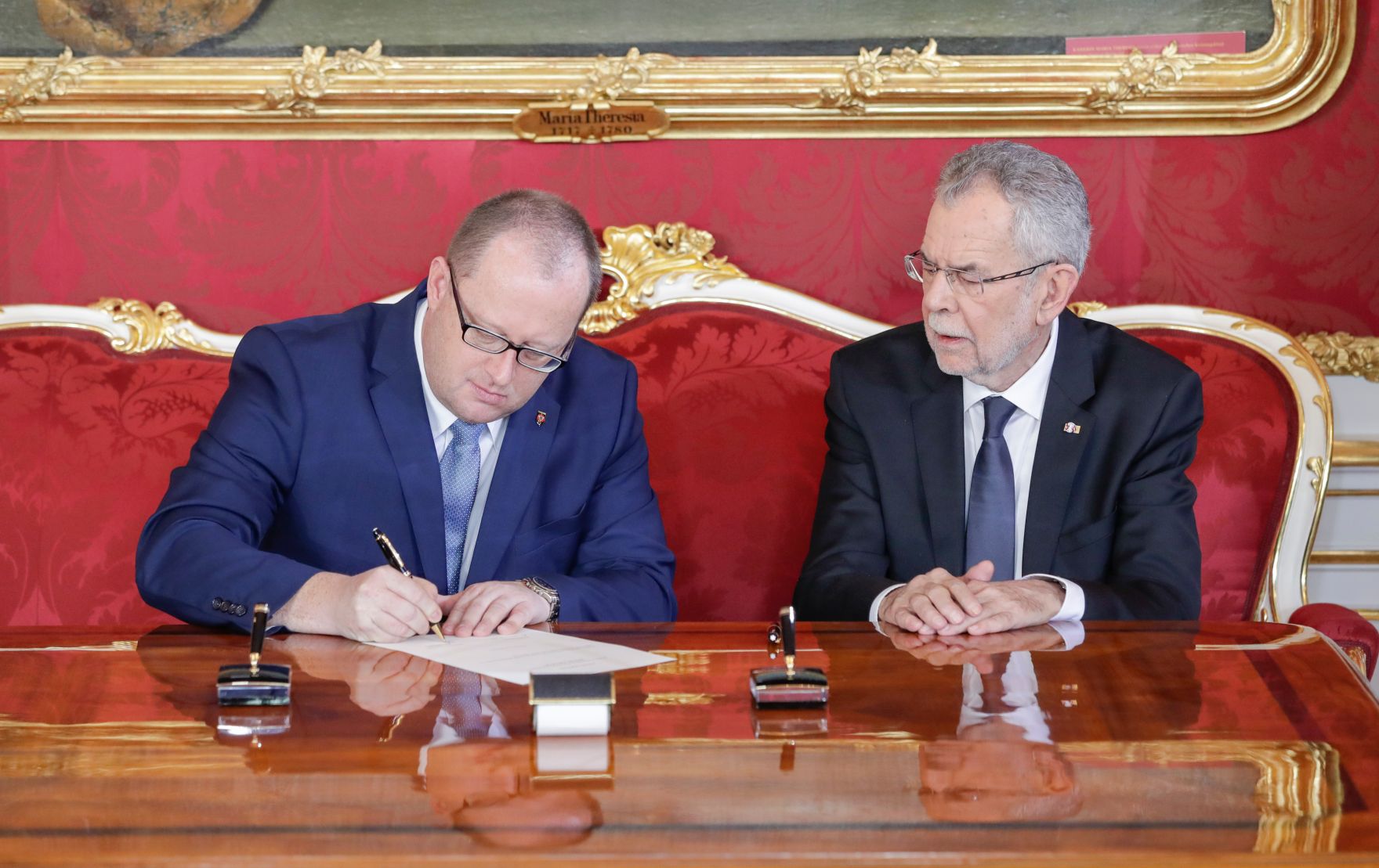 Am 18. Dezember 2017 wurde die neue Bundesregierung vom Bundespr&auml;sidenten in der Pr&auml;sidentschaftskanzlei angelobt. Im Bild Staatssekret&auml;r Hubert Fuchs (l.) mit Bundespr&auml;sident Alexander Van der Bellen (r.).