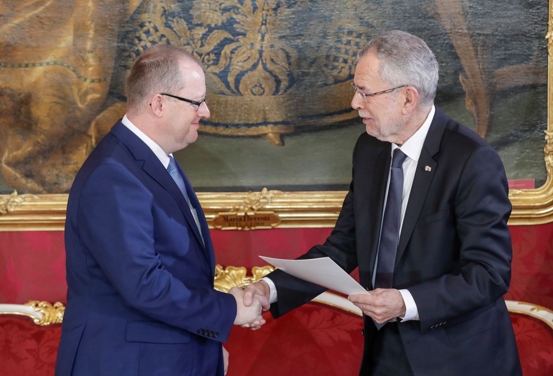 Am 18. Dezember 2017 wurde die neue Bundesregierung vom Bundespr&auml;sidenten in der Pr&auml;sidentschaftskanzlei angelobt. Im Bild Staatssekret&auml;r Hubert Fuchs (l.) mit Bundespr&auml;sident Alexander Van der Bellen (r.).