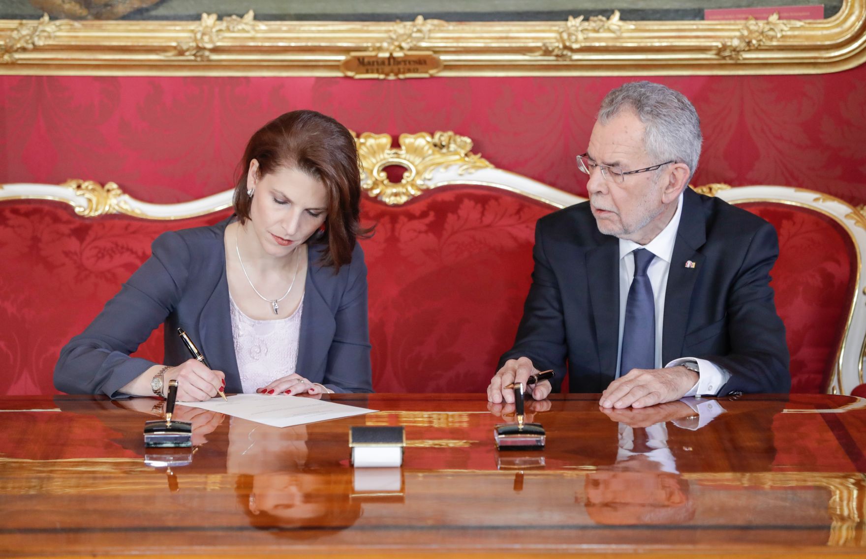 Am 18. Dezember 2017 wurde die neue Bundesregierung vom Bundespr&auml;sidenten in der Pr&auml;sidentschaftskanzlei angelobt. Im Bild Staatssekret&auml;rin Karoline Edtstadler (l.) mit Bundespr&auml;sident Alexander Van der Bellen (r.).