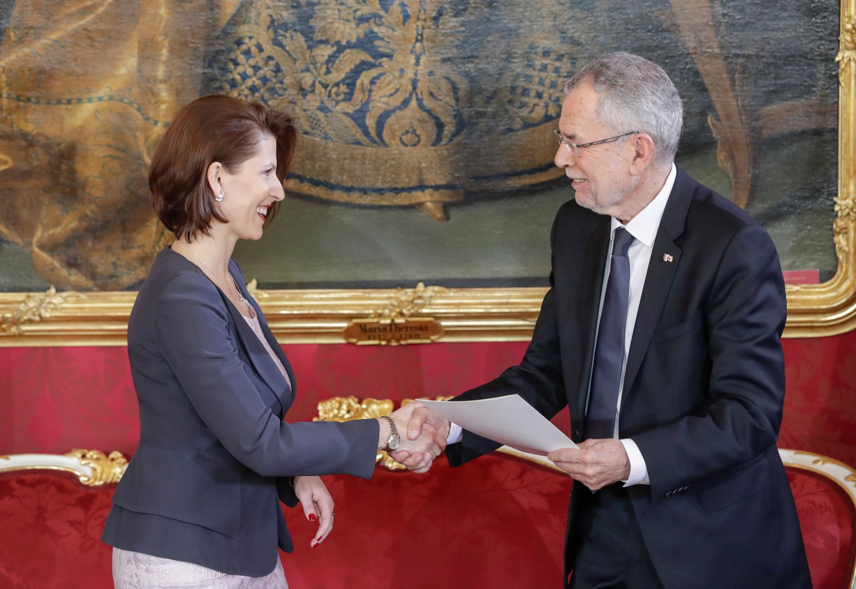 Am 18. Dezember 2017 wurde die neue Bundesregierung vom Bundespr&auml;sidenten in der Pr&auml;sidentschaftskanzlei angelobt. Im Bild Staatssekret&auml;rin Karoline Edtstadler (l.) mit Bundespr&auml;sident Alexander Van der Bellen (r.).