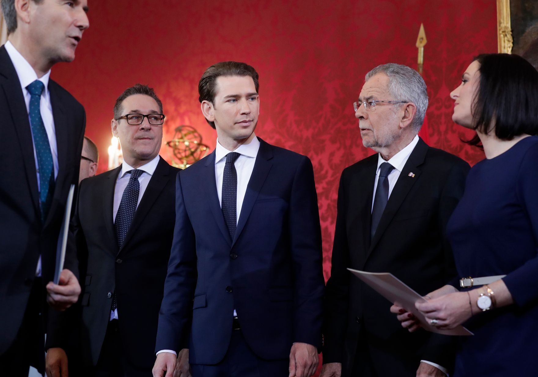Am 18. Dezember 2017 wurde die neue Bundesregierung vom Bundespr&auml;sidenten in der Pr&auml;sidentschaftskanzlei angelobt. Im Bild Bundeskanzler Sebastian Kurz (m.l.) mit Bundespr&auml;sident Alexander Van der Bellen (m.r.), Vizekanzler Heinz-Christian Strache (l.) und Bundesministerin Elisabeth K&ouml;stinger (r.).