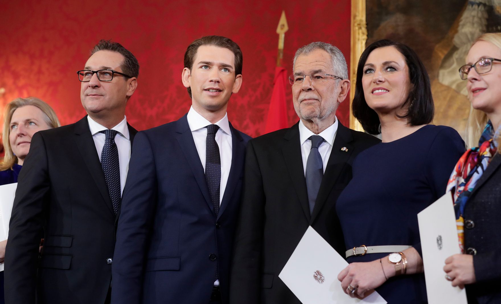 Am 18. Dezember 2017 wurde die neue Bundesregierung vom Bundespr&auml;sidenten in der Pr&auml;sidentschaftskanzlei angelobt. Im Bild Bundeskanzler Sebastian Kurz (m.l.) mit Bundespr&auml;sident Alexander Van der Bellen (m.r.), Vizekanzler Heinz-Christian Strache (l.) und Bundesministerin Elisabeth K&ouml;stinger (r.).