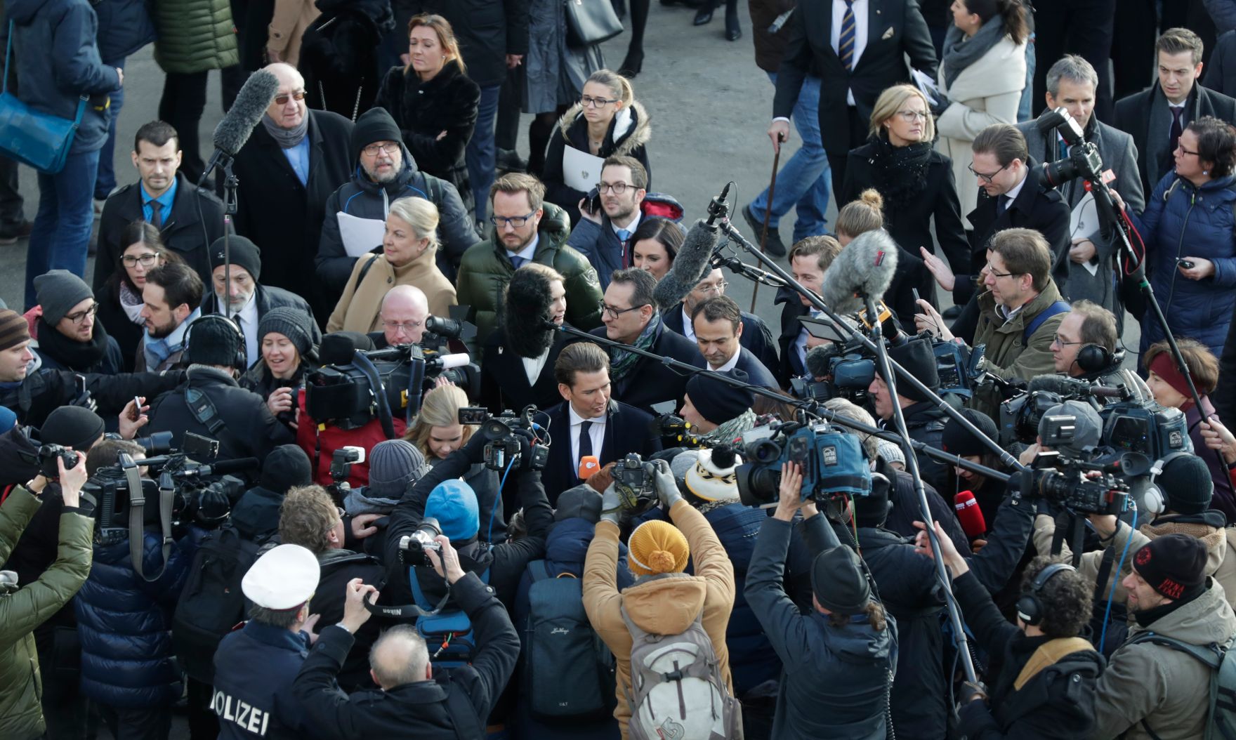 Am 18. Dezember 2017 wurde die neue Bundesregierung vom Bundespr&auml;sidenten in der Pr&auml;sidentschaftskanzlei angelobt. Im Bild die Regierungsmitglieder am Weg ins Bundeskanzleramt.