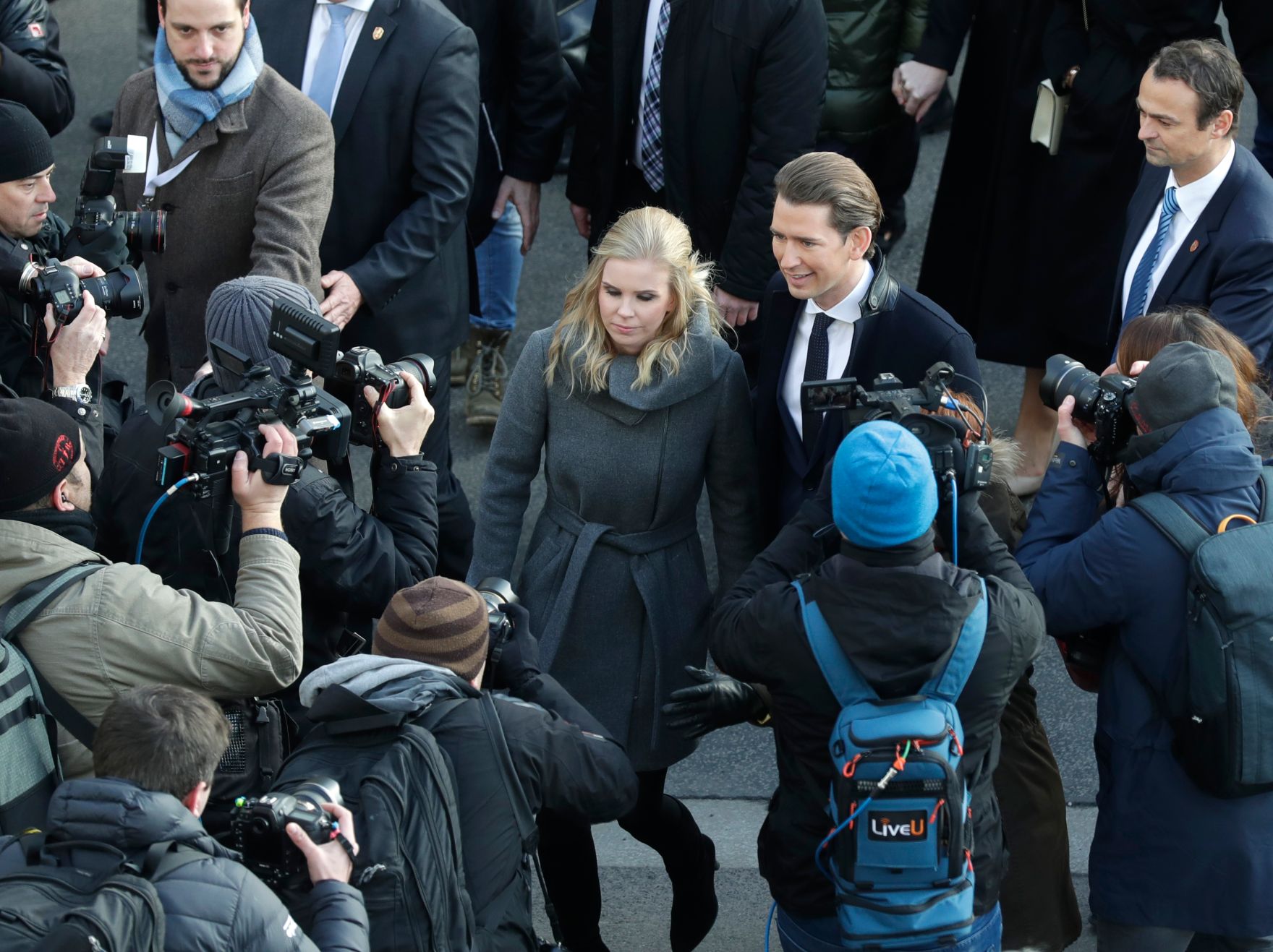 Am 18. Dezember 2017 wurde die neue Bundesregierung vom Bundespr&auml;sidenten in der Pr&auml;sidentschaftskanzlei angelobt. Im Bild Sebastian Kurz (r.) mit Susanne Thier (l.) am Weg ins Bundeskanzleramt.