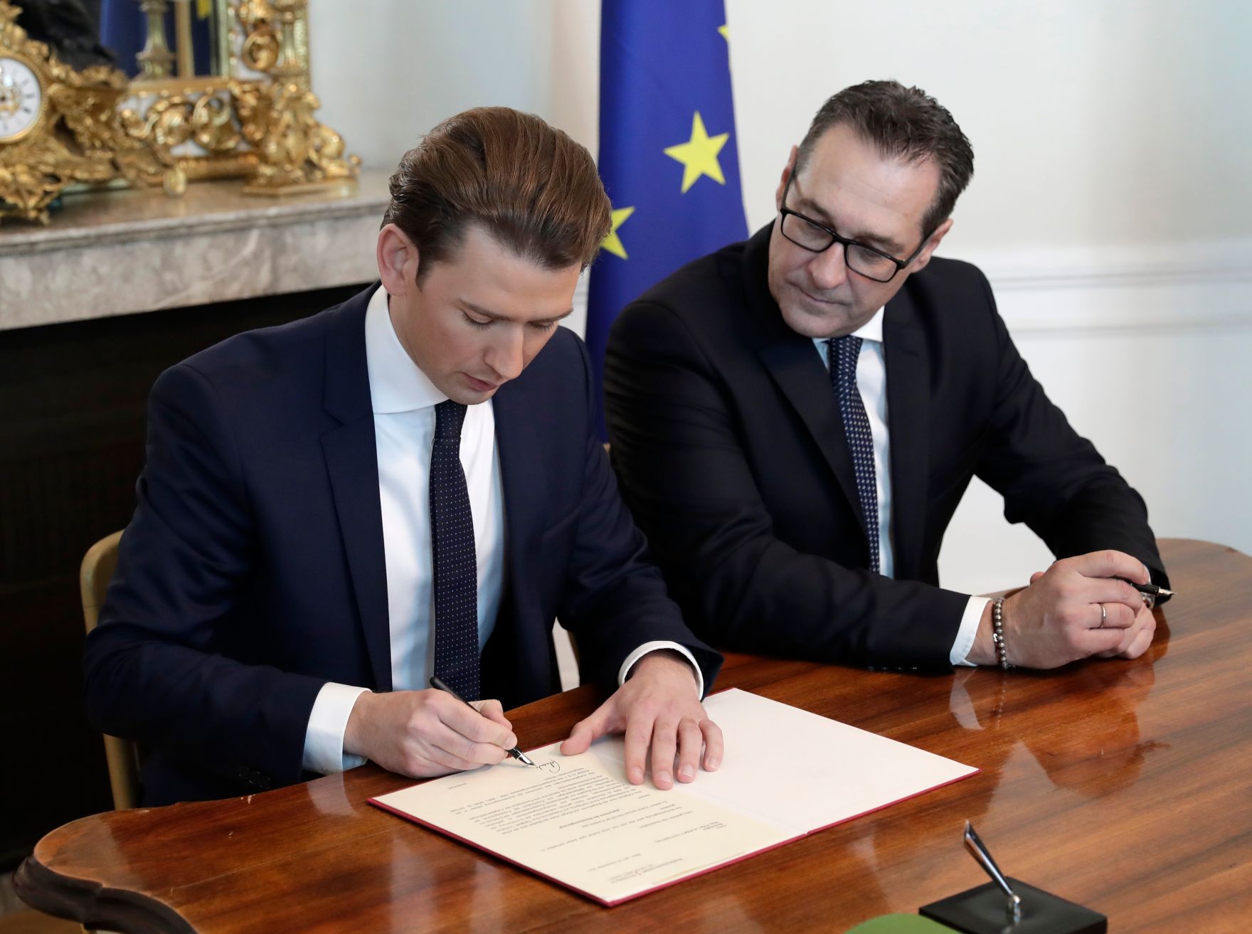 Am 18. Dezember 2017 unterzeichnete Bundeskanzler Sebastian Kurz (l.) das Dekret mit dem Dieter Kandlhofer zum Generalsekret&auml;r im Bundeskanzleramt ernannt wurde. Im Bild mit Vizekanzler Heinz-Christian Strache (r.).
