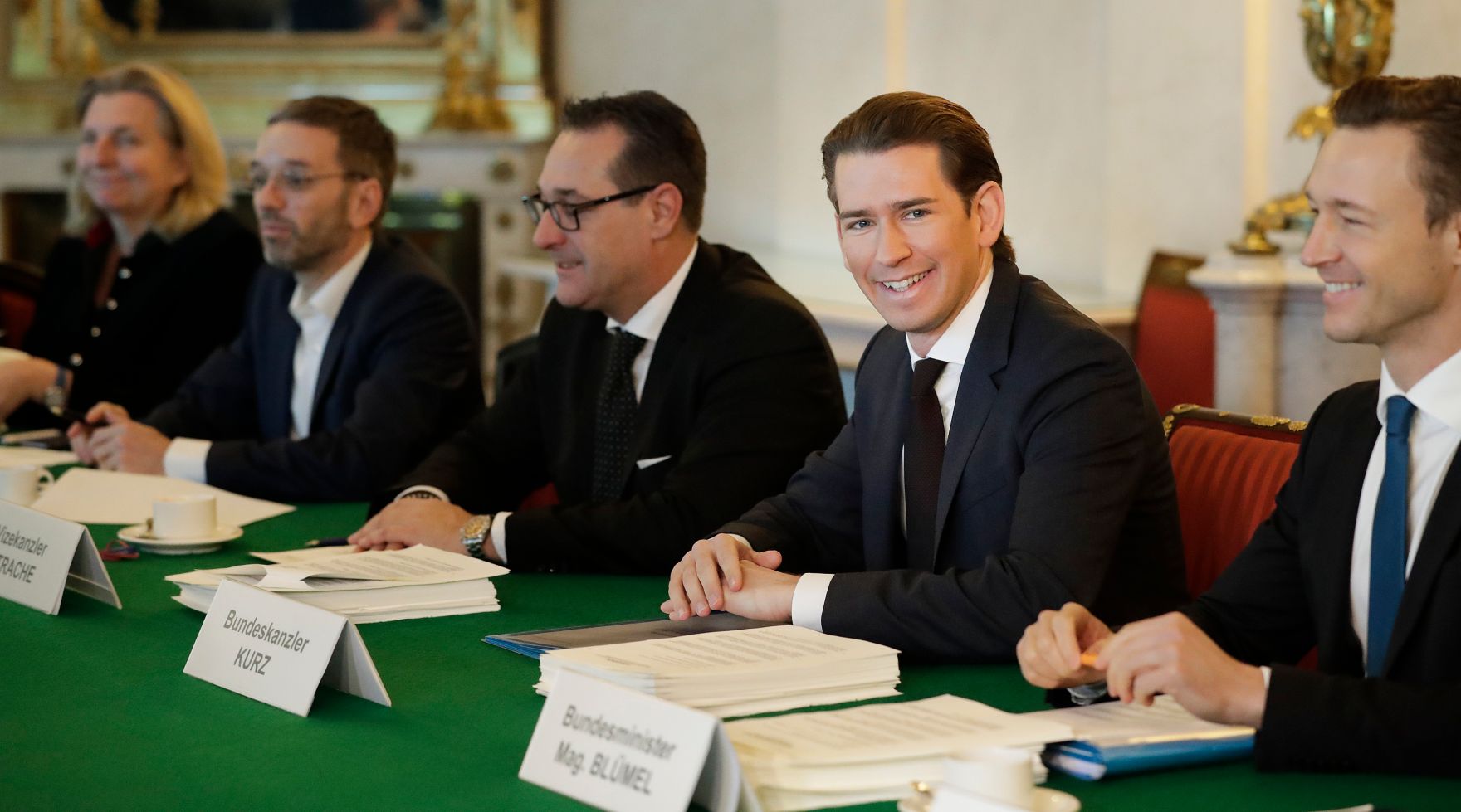 Am 19. Dezember 2017 fand die erste Sitzung des Ministerrates der neuen Bundesregierung statt. Im Bild (v.l.n.r.) Bundesministerin Karin Kneissl, Bundesminister Herbert Kickl, Vizekanzler Heinz-Christian Strache, Bundeskanzler Sebastian Kurz und Bundesminister Gernot Bl&uuml;mel.