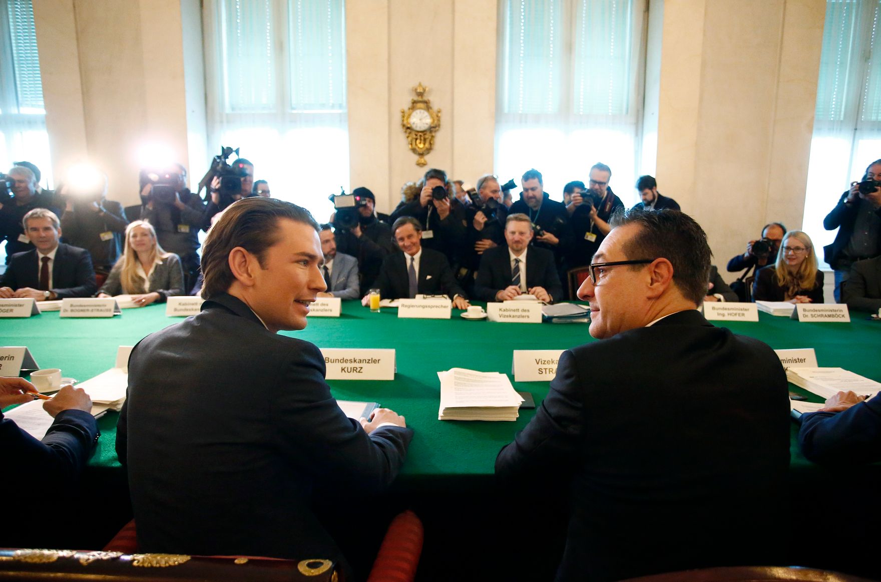 Am 19. Dezember 2017 fand die erste Sitzung des Ministerrates der neuen Bundesregierung statt. Im Bild Bundeskanzler Sebastian Kurz (l.) mit Vizekanzler Heinz-Christian Strache (r.).