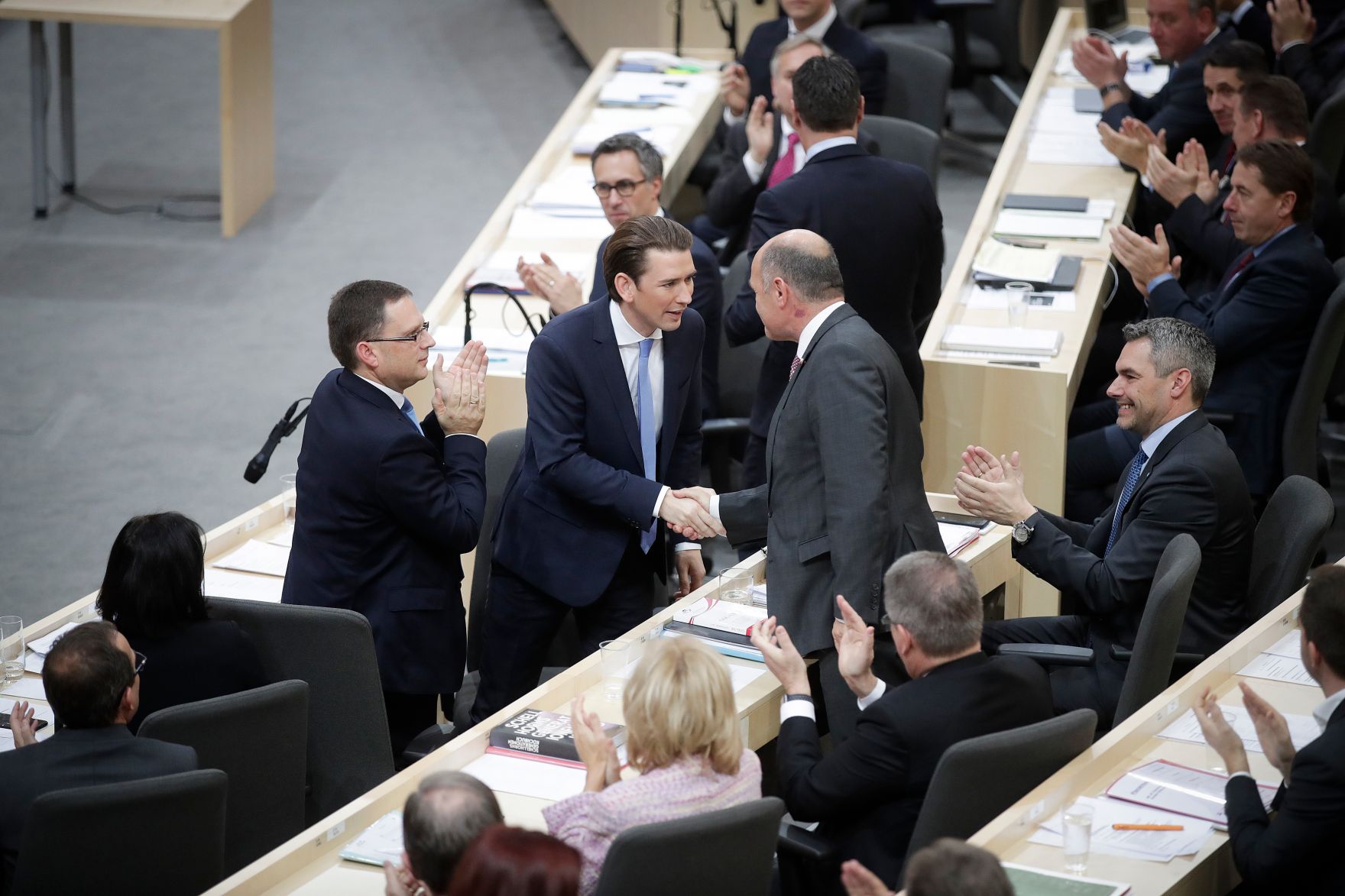 Am 20. Dezember 2017 stellte Bundeskanzler Sebastian Kurz (l.) im Nationalrat im Parlament das Arbeitsprogramm der Bundesregierung vor. Im Bild mit dem Parlamentspr&auml;sidenten Wolfgang Sobotka (r.).