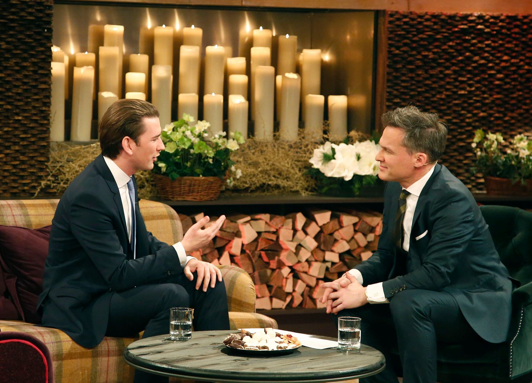 Am 24. Dezember 2017 nahm Bundeskanzler Sebastian Kurz (l.) an der Licht ins Dunkel Spendenaktion im ORF Zentrum Wien teil. Im Bild mit Moderator Tarek Leitner (r.).