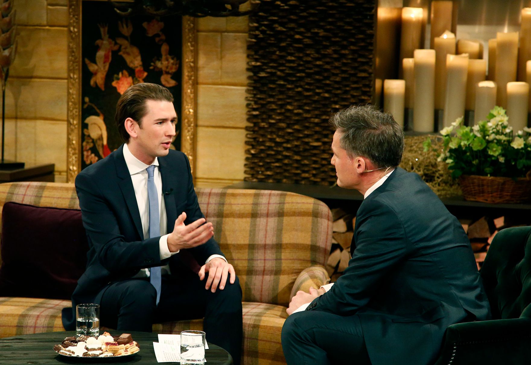 Am 24. Dezember 2017 nahm Bundeskanzler Sebastian Kurz (l.) an der Licht ins Dunkel Spendenaktion im ORF Zentrum Wien teil. Im Bild mit Moderator Tarek Leitner (r.).