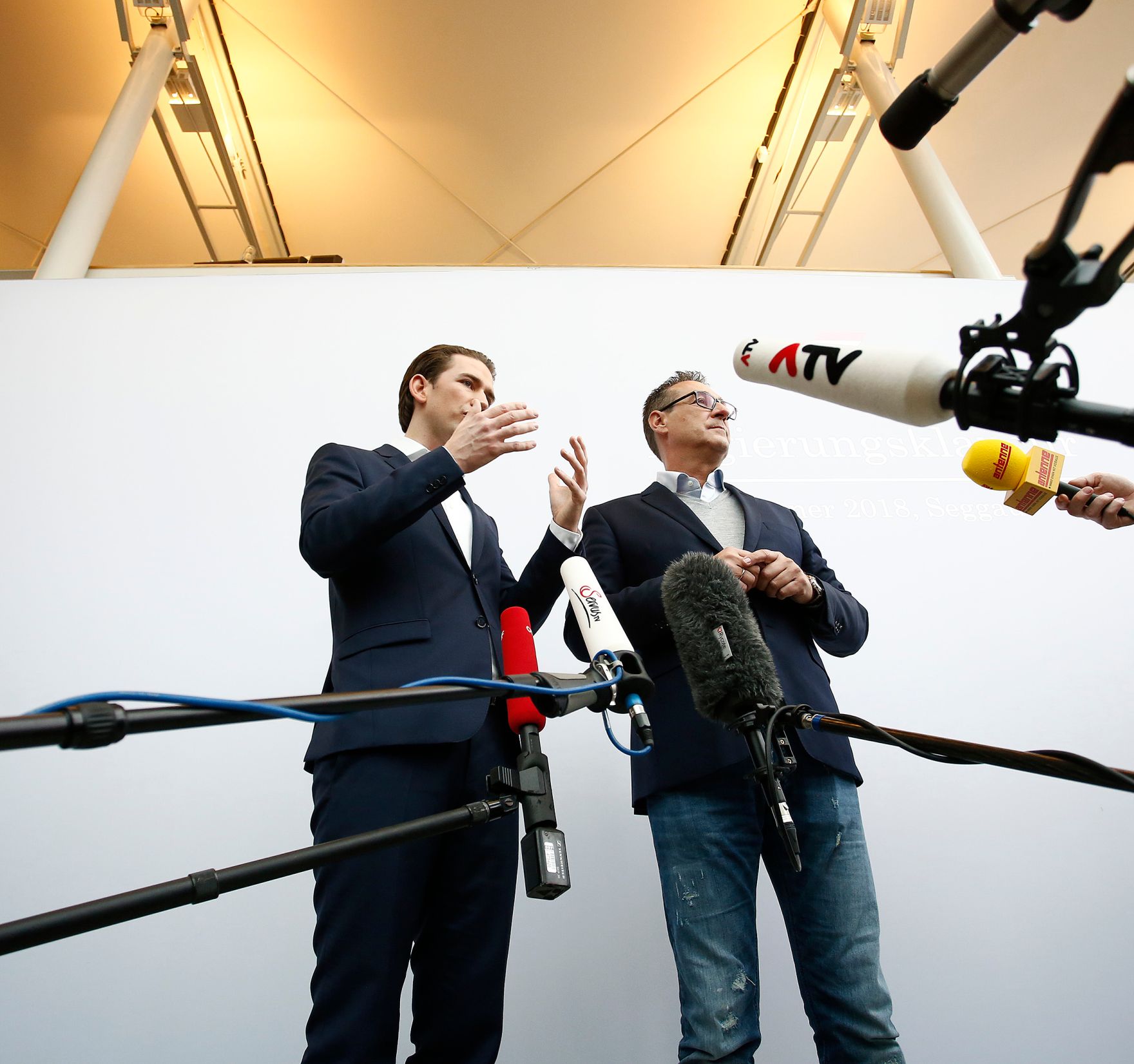 Am 4. J&auml;nner 2017 begann in Seggau die zweit&auml;gige Klausurtagung der Bundesregierung. Im Bild Bundeskanzler Sebastian Kurz (l.) und Vizekanzler Heinz-Christian Strache (r.).