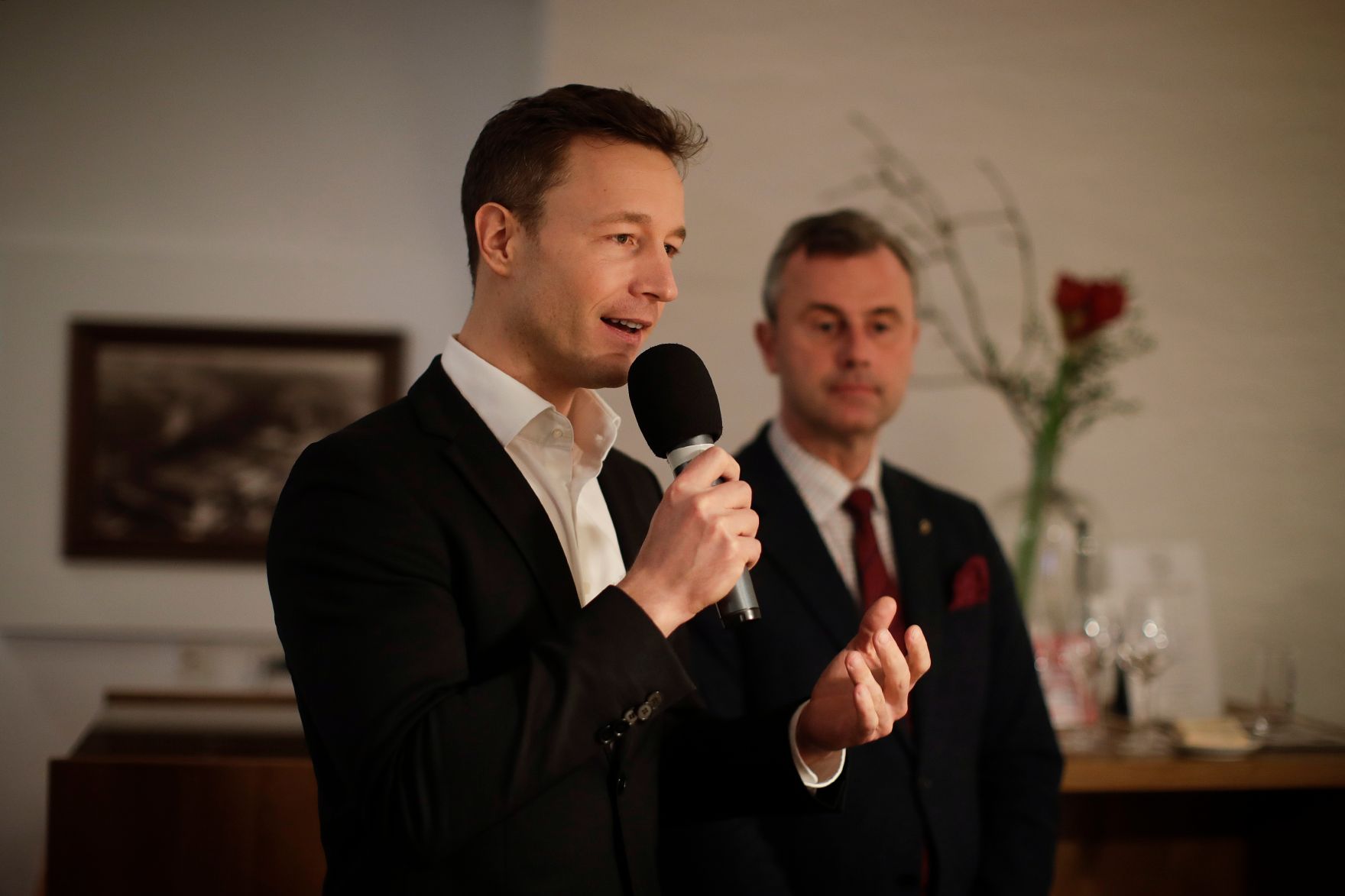 Am 4. J&auml;nner 2017 begann in Seggau die zweit&auml;gige Klausurtagung der Bundesregierung. Im Bild Bundesminister Gernot Bl&uuml;mel (l.) mit Bundesminister Norbert Hofer (r.) beim Medienempfang.