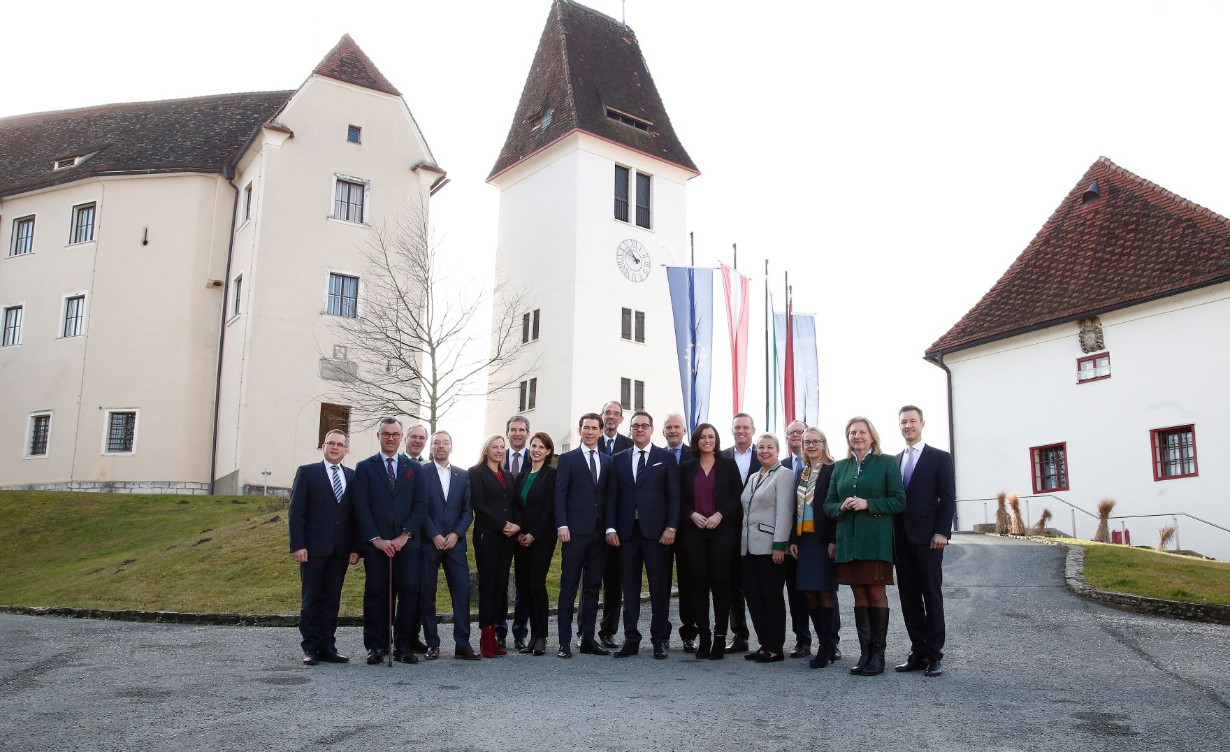Am 5. J&auml;nner 2017 endete in Seggau die zweit&auml;gige Klausurtagung der Bundesregierung. Im Bild (v.l.n.r.) &Ouml;VP-Klubobmann August W&ouml;ginger, Bundesminister Norbert Hofer, FP&Ouml;-Klubobmann Walter Rosenkranz, Bundesminister Herbert Kickl, Bundesministerin Juliane Bogner-Strau&szlig;, Bundesminister Hartwig L&ouml;ger, Staatssekret&auml;rin Karoline Edtstadler, Bundeskanzler Sebastian Kurz, Bundesminister Heinz Fa&szlig;mann, Vizekanzler Heinz-Christian Strache, Bundesminister Josef Moser, Bundesministerin Elisabeth K&ouml;stinger, Bundesminister Mario Kunasek, Bundesministerin Beate Hartinger-Klein, Staatssekret&auml;r Hubert Fuchs, Bundesministerin Margarete Schramb&ouml;ck, Bundesministerin Karin Kneissl und Bundesminister Gernot Bl&uuml;mel.