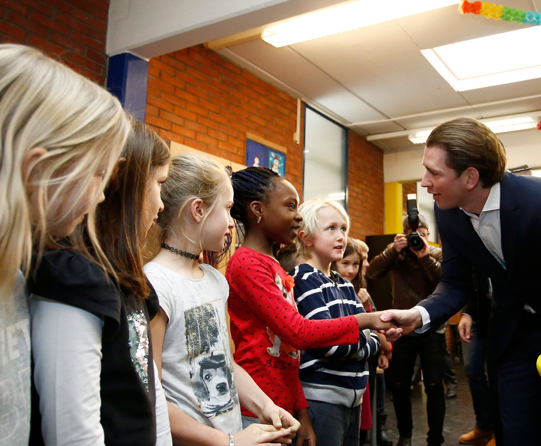 Am 23. J&auml;nner 2018 besuchte Bundeskanzler Sebastian Kurz (r.) gemeinsam mit Vizekanzler Heinz-Christian Strache und Bundesminister Heinz Fa&szlig;mann "Deutschf&ouml;rderklassen" an der Volksschule Graz-Murfeld.
