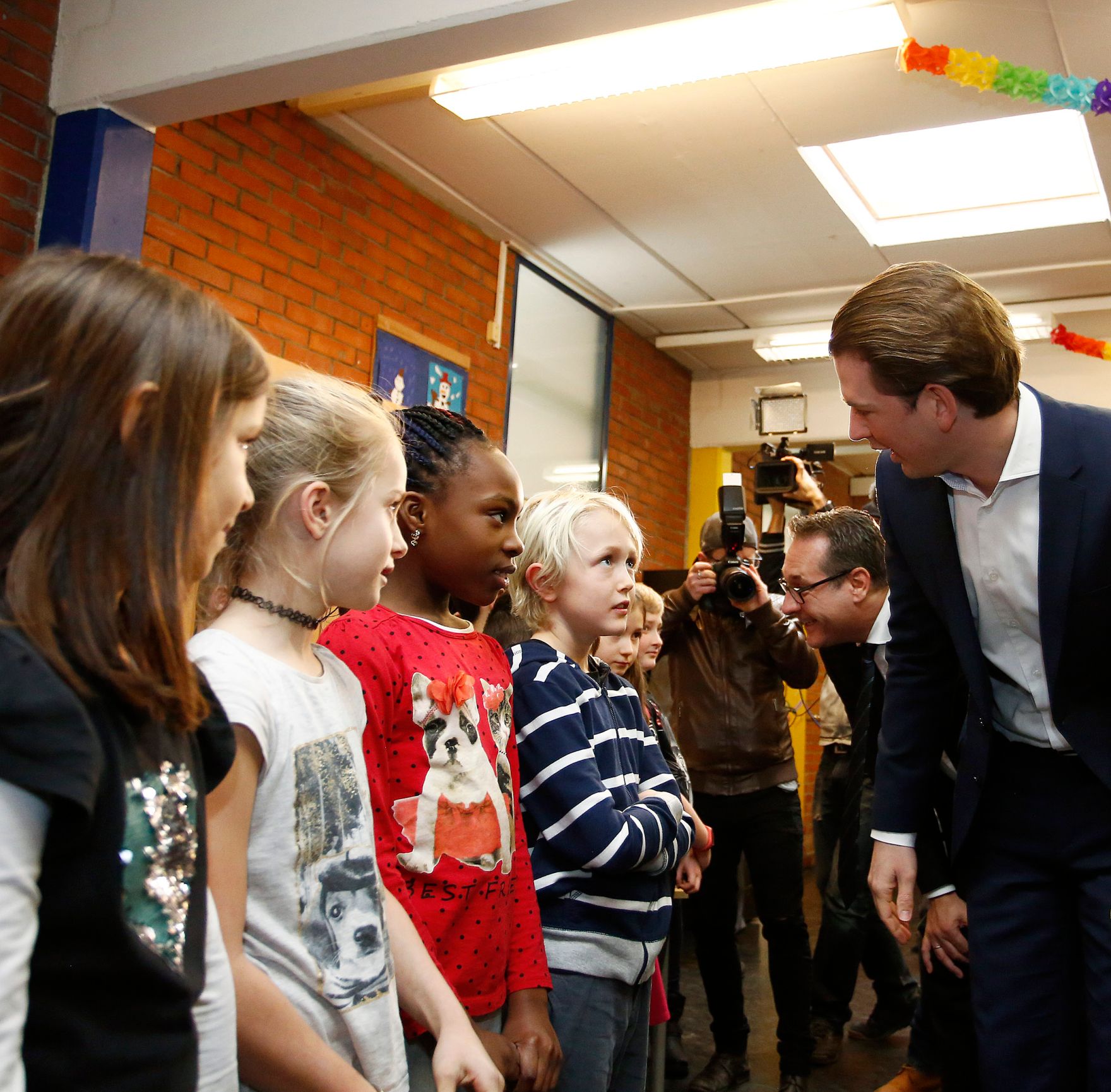 Am 23. J&auml;nner 2018 besuchte Bundeskanzler Sebastian Kurz (r.) gemeinsam mit Vizekanzler Heinz-Christian Strache (m.) und Bundesminister Heinz Fa&szlig;mann "Deutschf&ouml;rderklassen" an der Volksschule Graz-Murfeld.