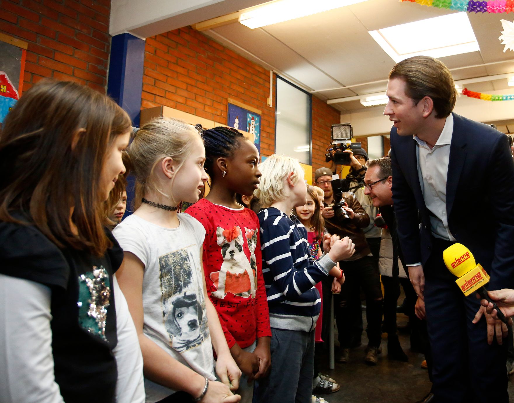 Am 23. J&auml;nner 2018 besuchte Bundeskanzler Sebastian Kurz (r.) gemeinsam mit Vizekanzler Heinz-Christian Strache (m.) und Bundesminister Heinz Fa&szlig;mann "Deutschf&ouml;rderklassen" an der Volksschule Graz-Murfeld.
