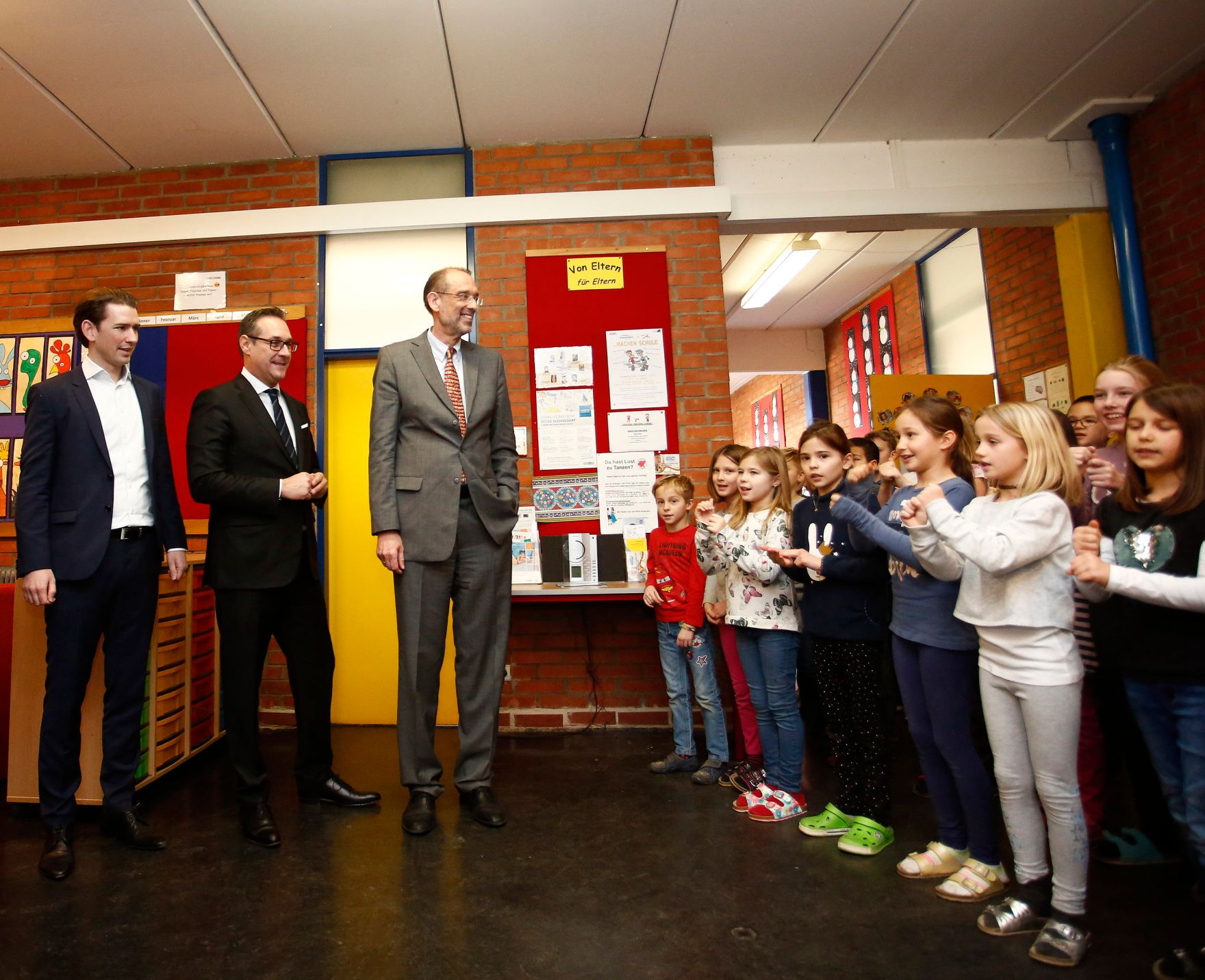 Am 23. J&auml;nner 2018 besuchte Bundeskanzler Sebastian Kurz (l.) gemeinsam mit Vizekanzler Heinz-Christian Strache (m.) und Bundesminister Heinz Fa&szlig;mann (r.) "Deutschf&ouml;rderklassen" an der Volksschule Graz-Murfeld.