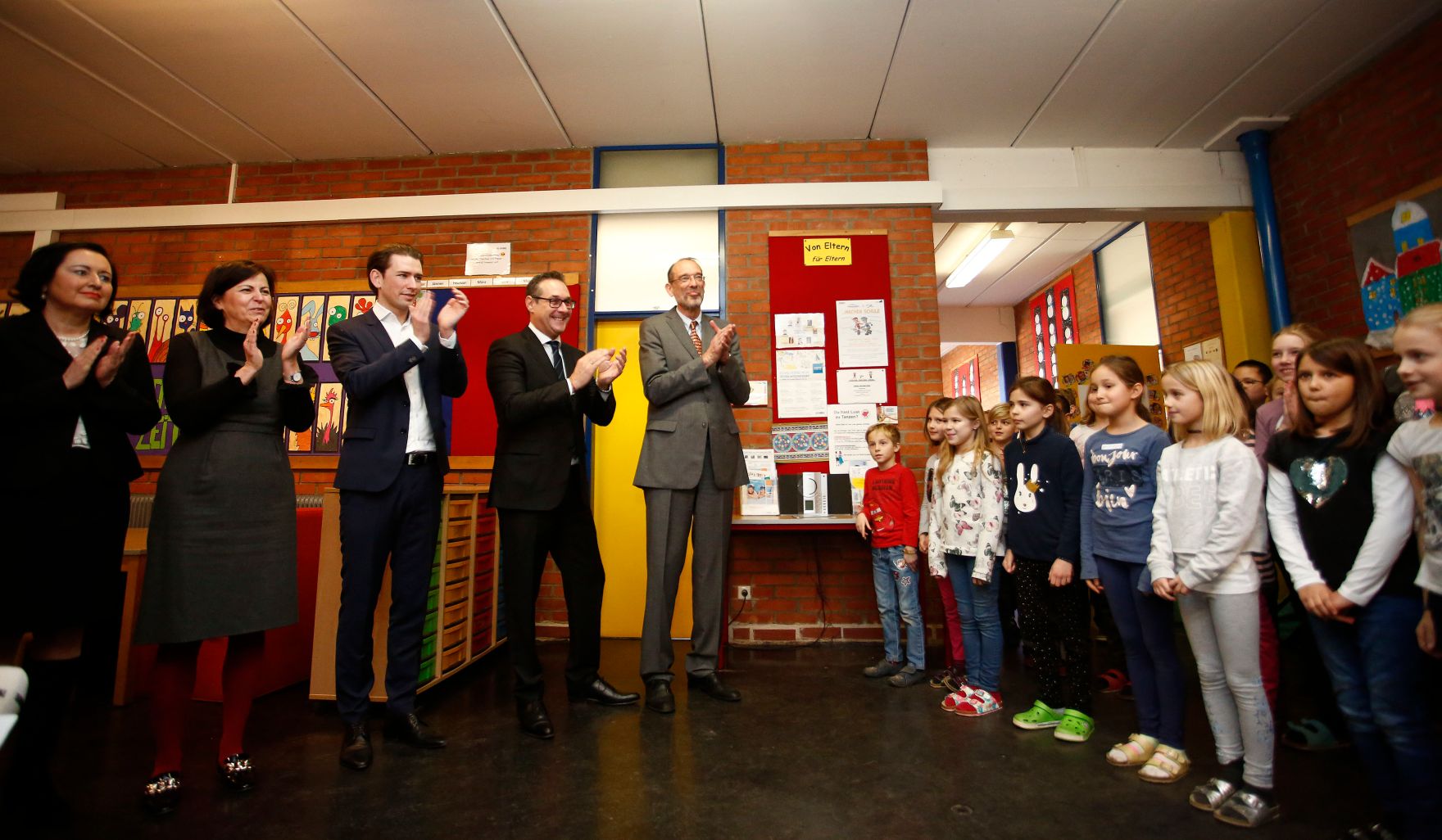 Am 23. J&auml;nner 2018 besuchte Bundeskanzler Sebastian Kurz (m.) gemeinsam mit Vizekanzler Heinz-Christian Strache (2.v.r.) und Bundesminister Heinz Fa&szlig;mann (r.) "Deutschf&ouml;rderklassen" an der Volksschule Graz-Murfeld. Im Bild mit Bildungsdirektorin Elisabeth Meixner (l.) und Schuldirektorin Regina Hermann (2.v.l.).
