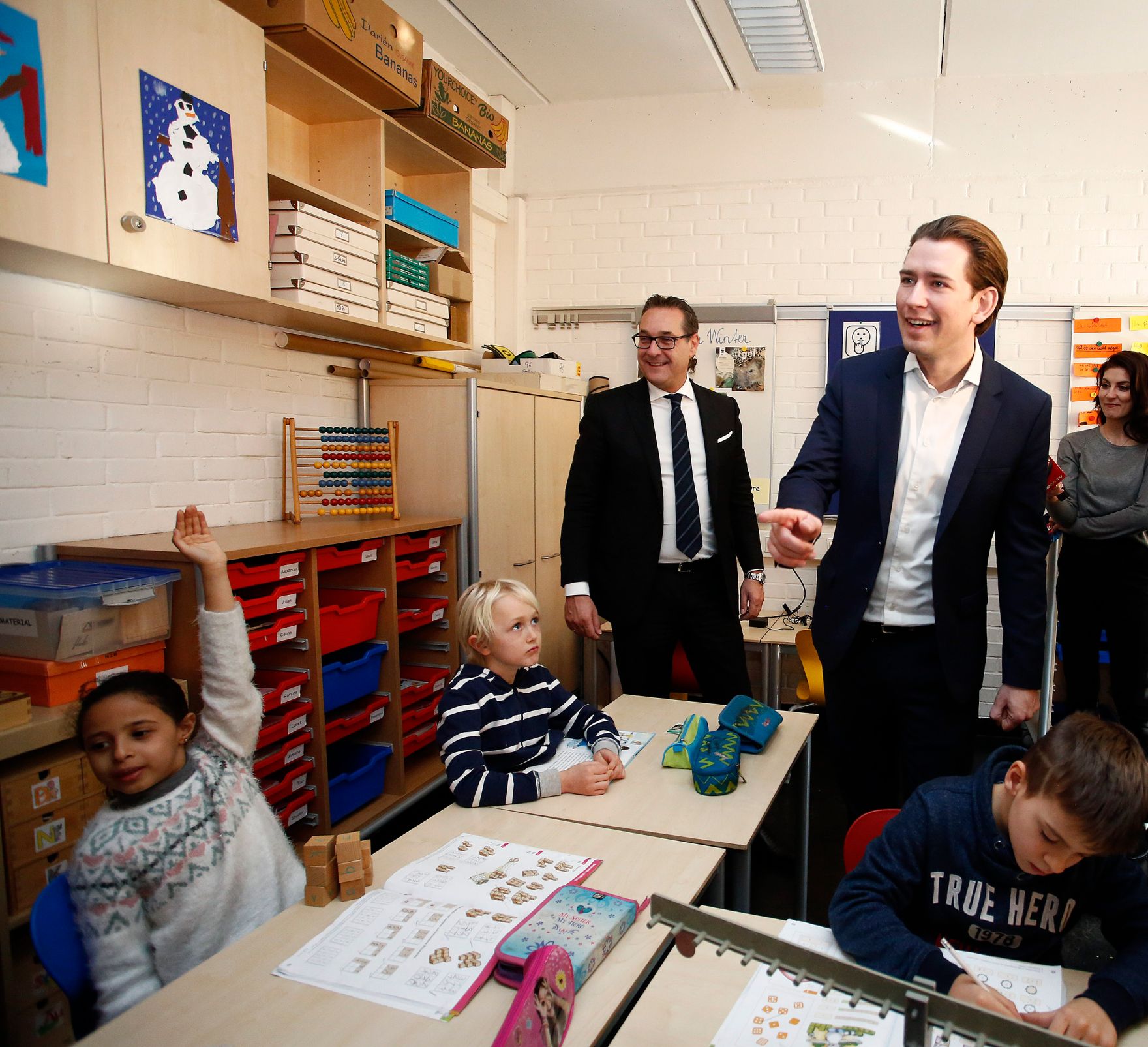 Am 23. J&auml;nner 2018 besuchte Bundeskanzler Sebastian Kurz (r.) gemeinsam mit Vizekanzler Heinz-Christian Strache (l.) und Bundesminister Heinz Fa&szlig;mann "Deutschf&ouml;rderklassen" an der Volksschule Graz-Murfeld.