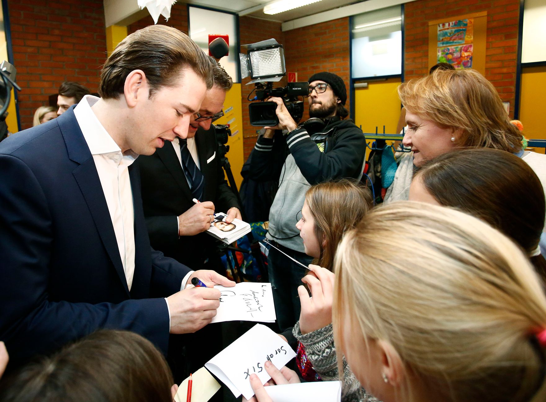Am 23. J&auml;nner 2018 besuchte Bundeskanzler Sebastian Kurz (l.) gemeinsam mit Vizekanzler Heinz-Christian Strache (m.) und Bundesminister Heinz Fa&szlig;mann "Deutschf&ouml;rderklassen" an der Volksschule Graz-Murfeld.