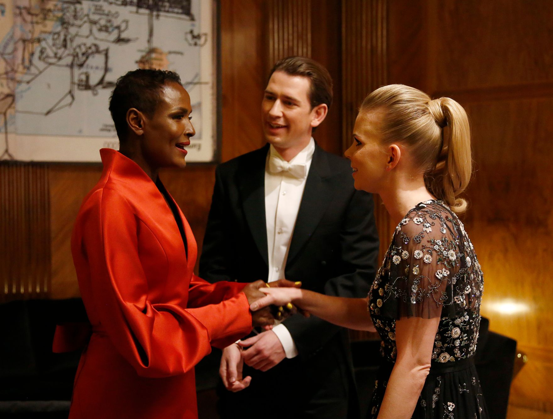 Am 8. Februar 2018 besuchte Bundeskanzler Sebastian Kurz (m.) den Wiener Opernball. Im Bild mit Menschenrechtsaktivistin und Autorin Waris Dirie (l.) und Susanne Thier (r.).