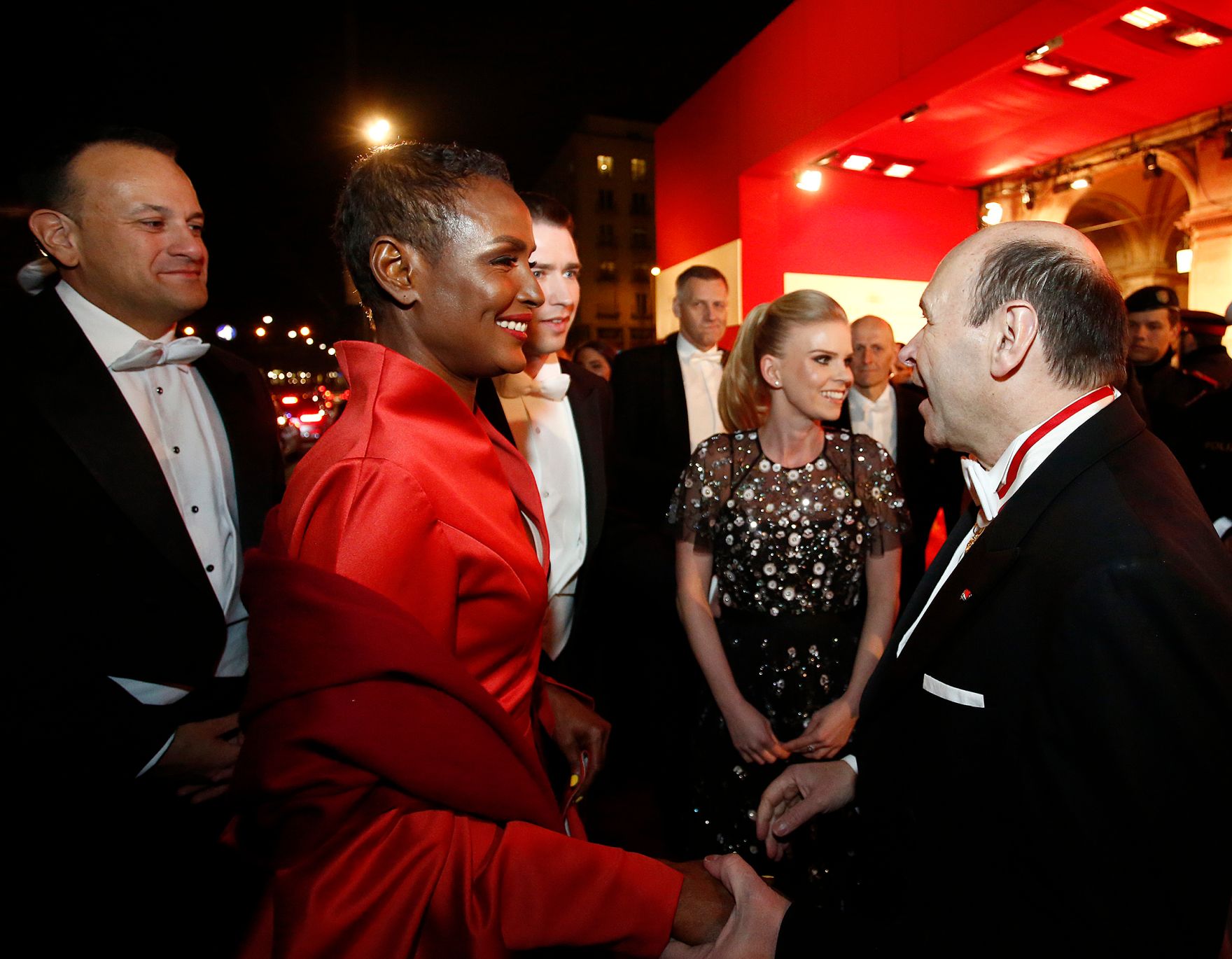 Am 8. Februar 2018 besuchte Bundeskanzler Sebastian Kurz (m.) den Wiener Opernball. Im Bild mit dem irischen Premierminister Leo Varadkar (l.), Menschenrechtsaktivistin und Autorin Waris Dirie (2.v.l.), Susanne Thier (2.v.r.) und Staatsoperndirektor Dominique Meyer (r.).
