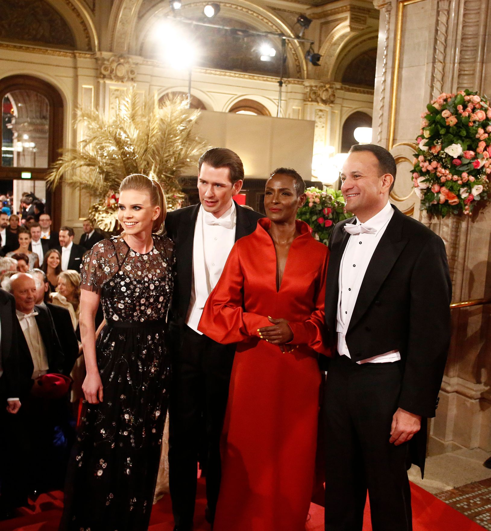 Am 8. Februar 2018 besuchte Bundeskanzler Sebastian Kurz (2.v.l.) den Wiener Opernball. Im Bild mit dem irischen Premierminister Leo Varadkar (r.), Menschenrechtsaktivistin und Autorin Waris Dirie (2.v.r.) und Susanne Thier (l.).