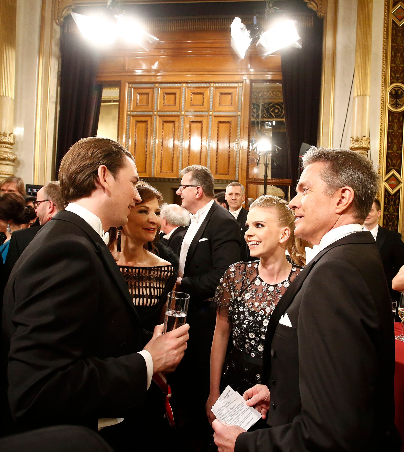 Am 8. Februar 2018 besuchte Bundeskanzler Sebastian Kurz (l.) den Wiener Opernball. Im Bild mit Alfons Haider (r.) und Susanne Thier (2.v.r.).