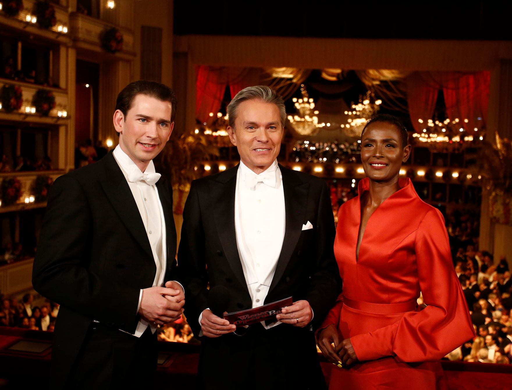 Am 8. Februar 2018 besuchte Bundeskanzler Sebastian Kurz (l.) den Wiener Opernball. Im Bild mit Menschenrechtsaktivistin und Autorin Waris Dirie (r.) und Alfons Haider (m.).