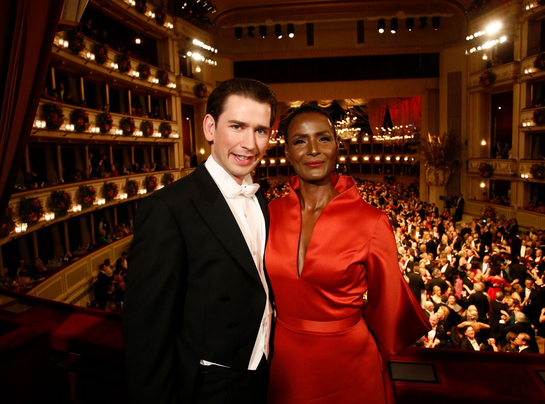 Am 8. Februar 2018 besuchte Bundeskanzler Sebastian Kurz (l.) den Wiener Opernball. Im Bild mit Menschenrechtsaktivistin und Autorin Waris Dirie (r.).